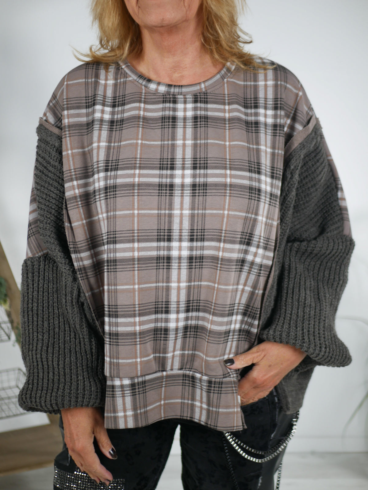 Kariertes Sweaty mit Strickärmeln Taupe