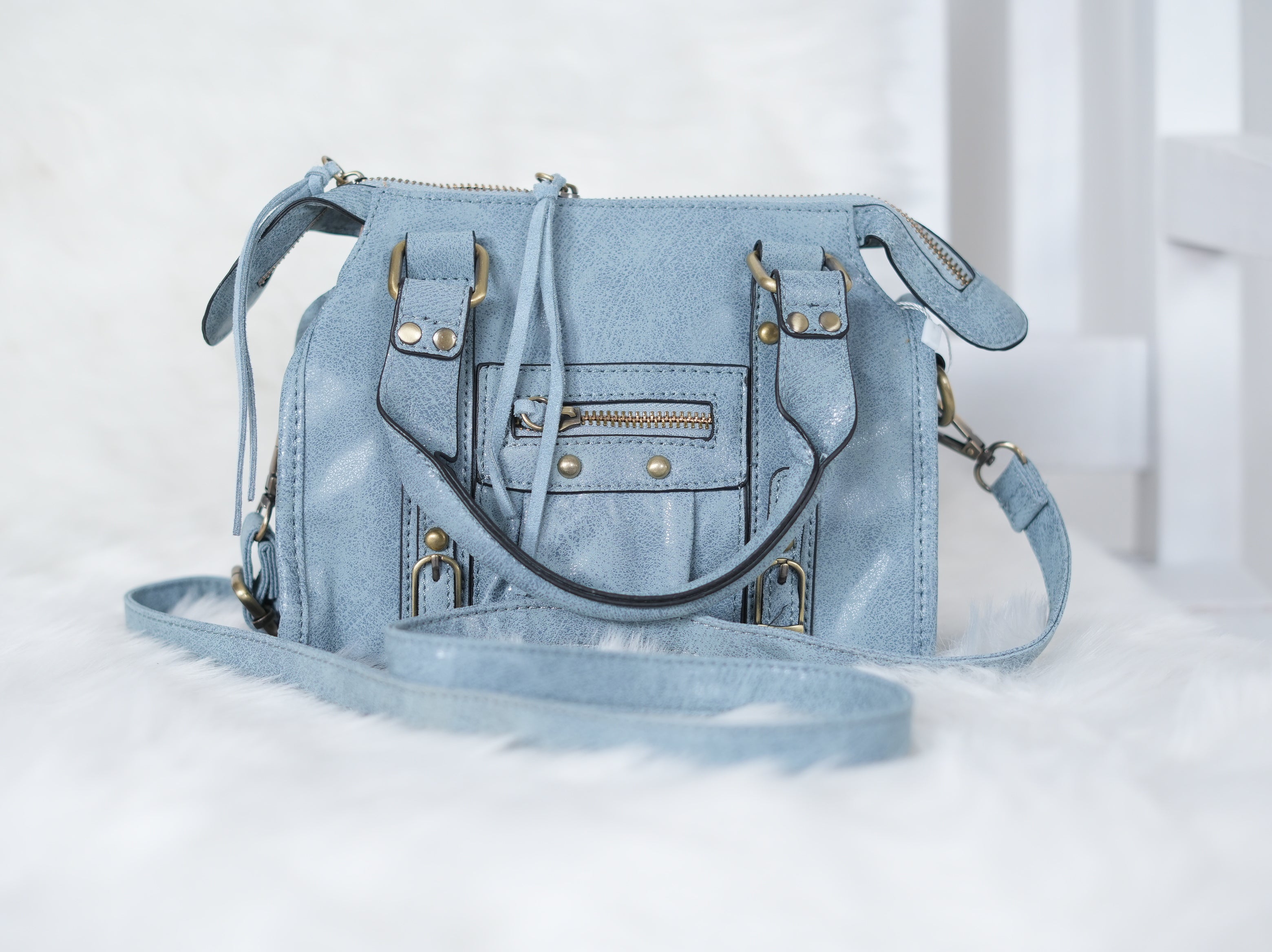 Lässige Crossbody Tasche mit Vintage-Details und Nieten helles Blau