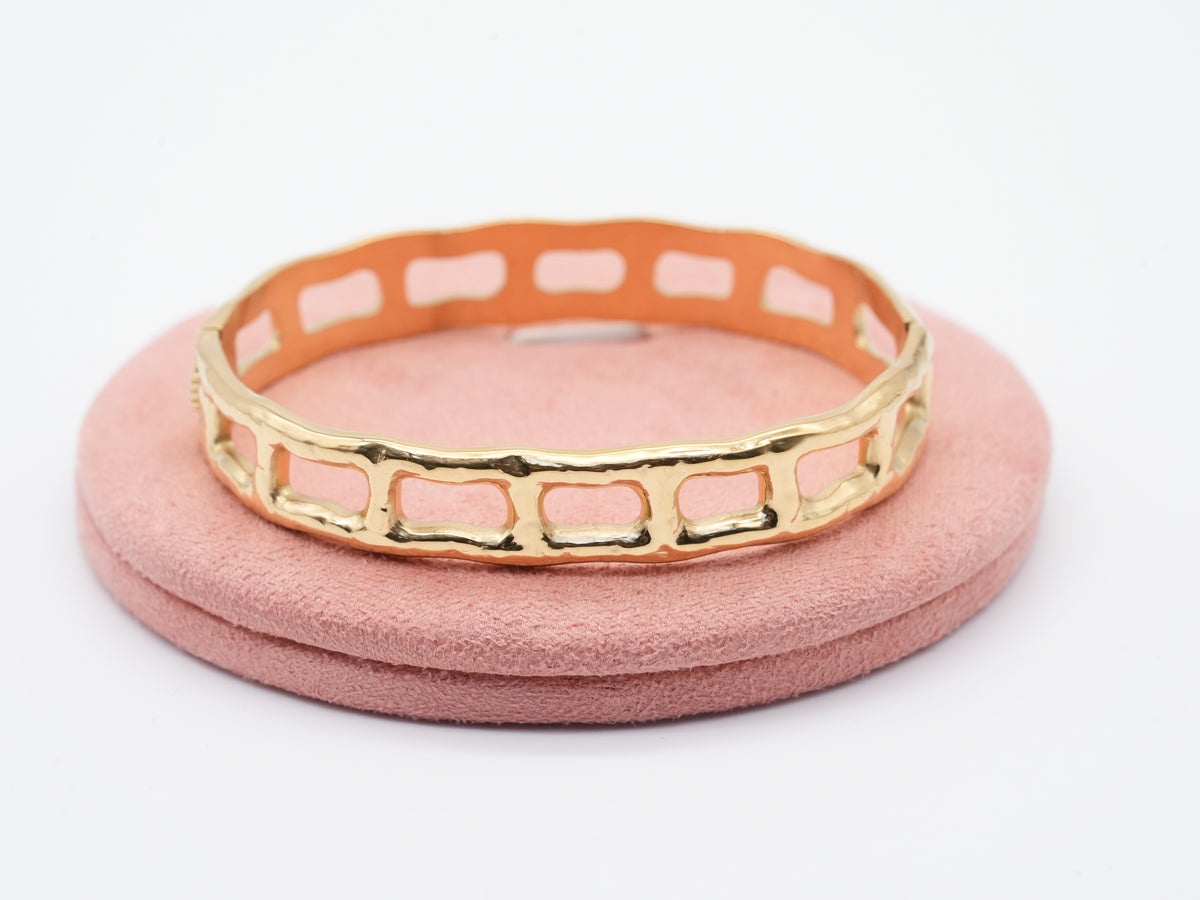 Edelstahlarmreif mit offenem Design Gold