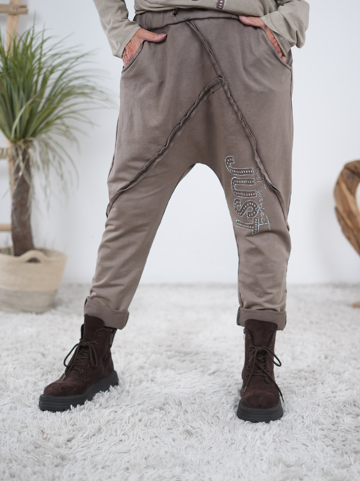 Baggy mit Schriftzug auf dem Hosenbein Taupe