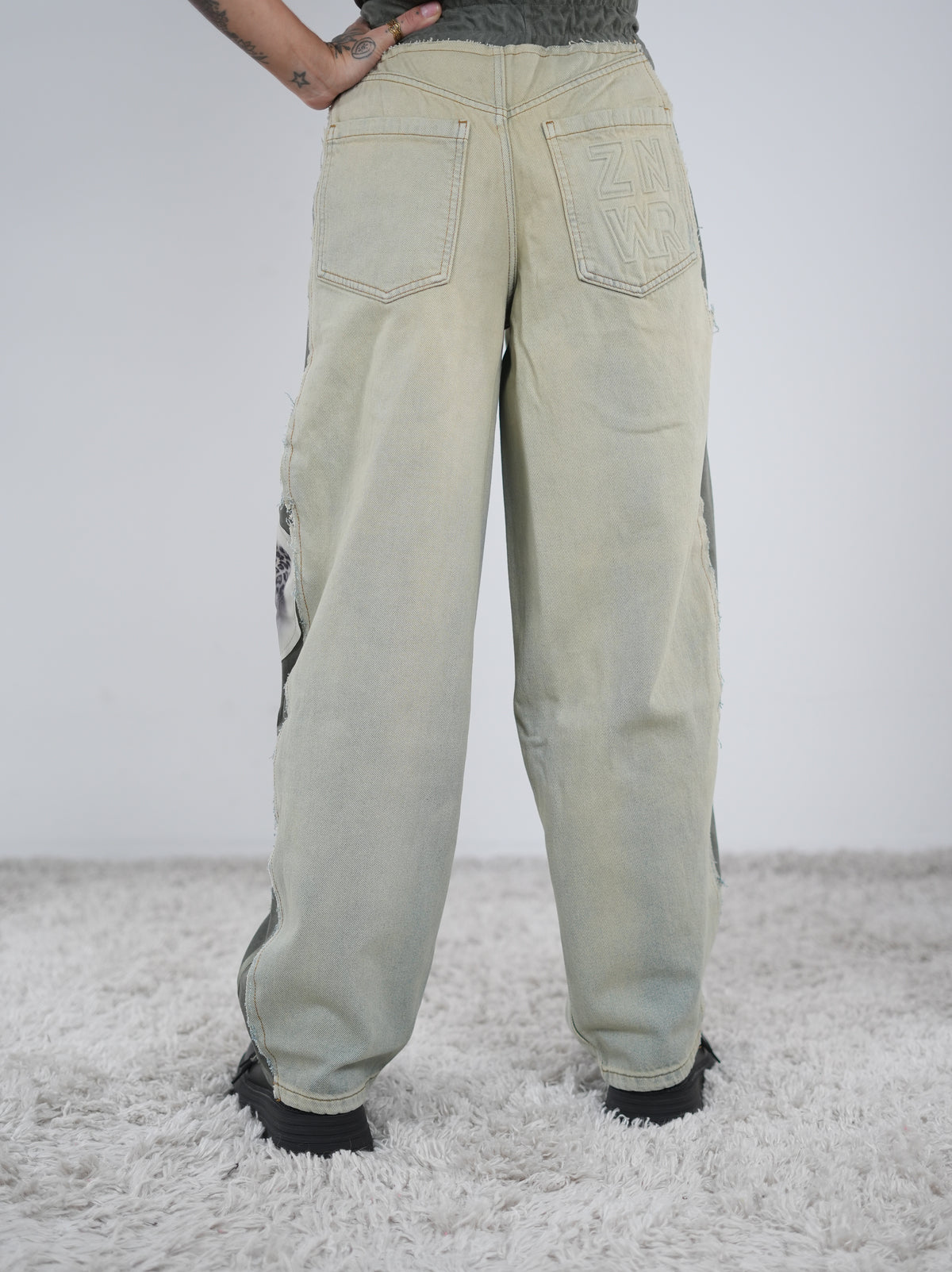 ausgefallene Barrel Pants mit Leo Akzenten