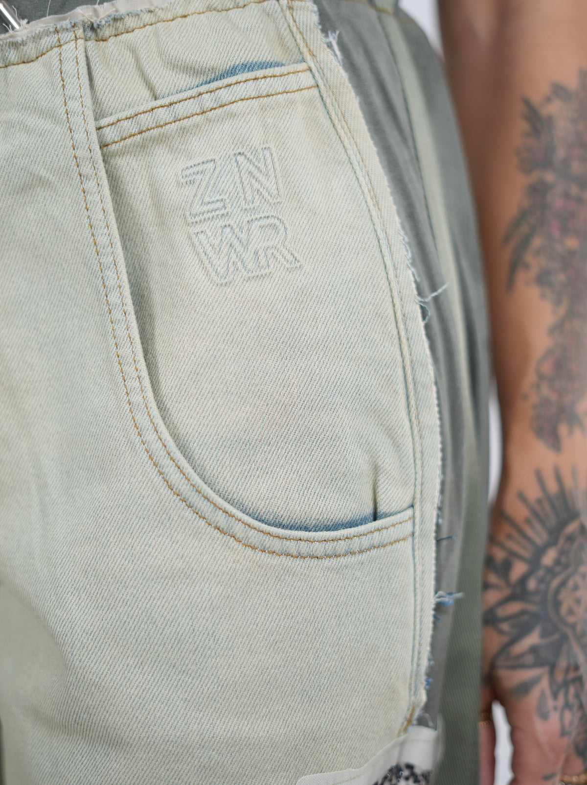 ausgefallene Barrel Pants mit Leo Akzenten