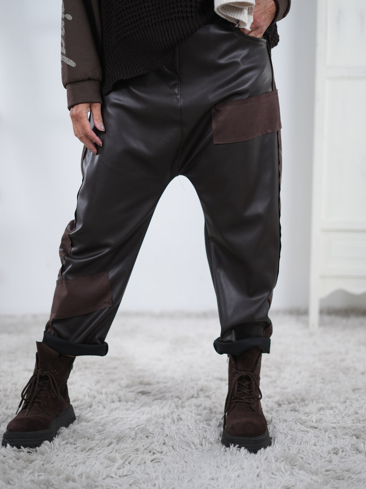 sportliche Baggy aus Kunstleder mit seitlichem Streifen Schoko
