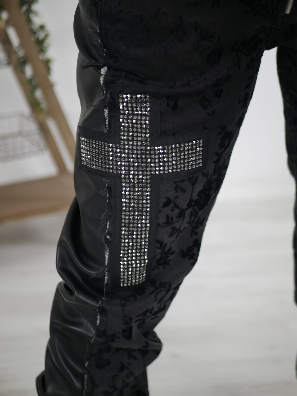 Wide Leg Kunstlederhose mit Kette