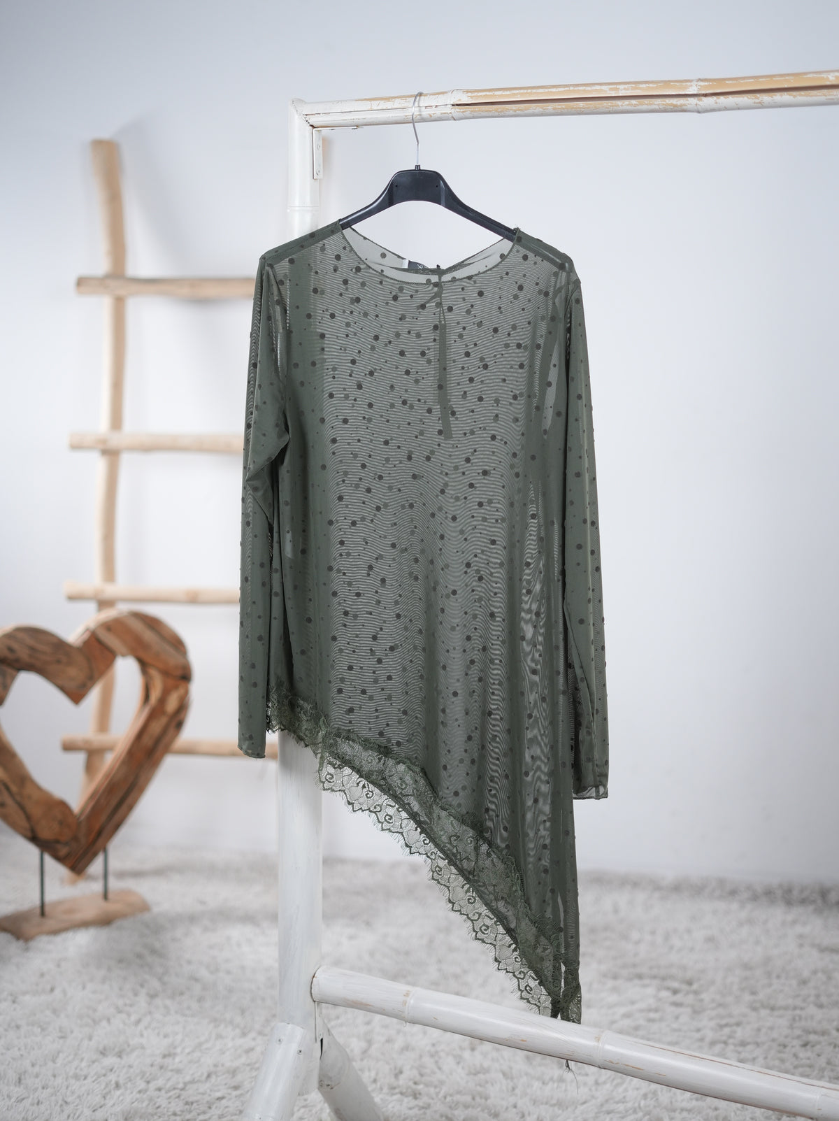 asymmetrisch geschnittenes Basic Shirt aus Mesh Olive