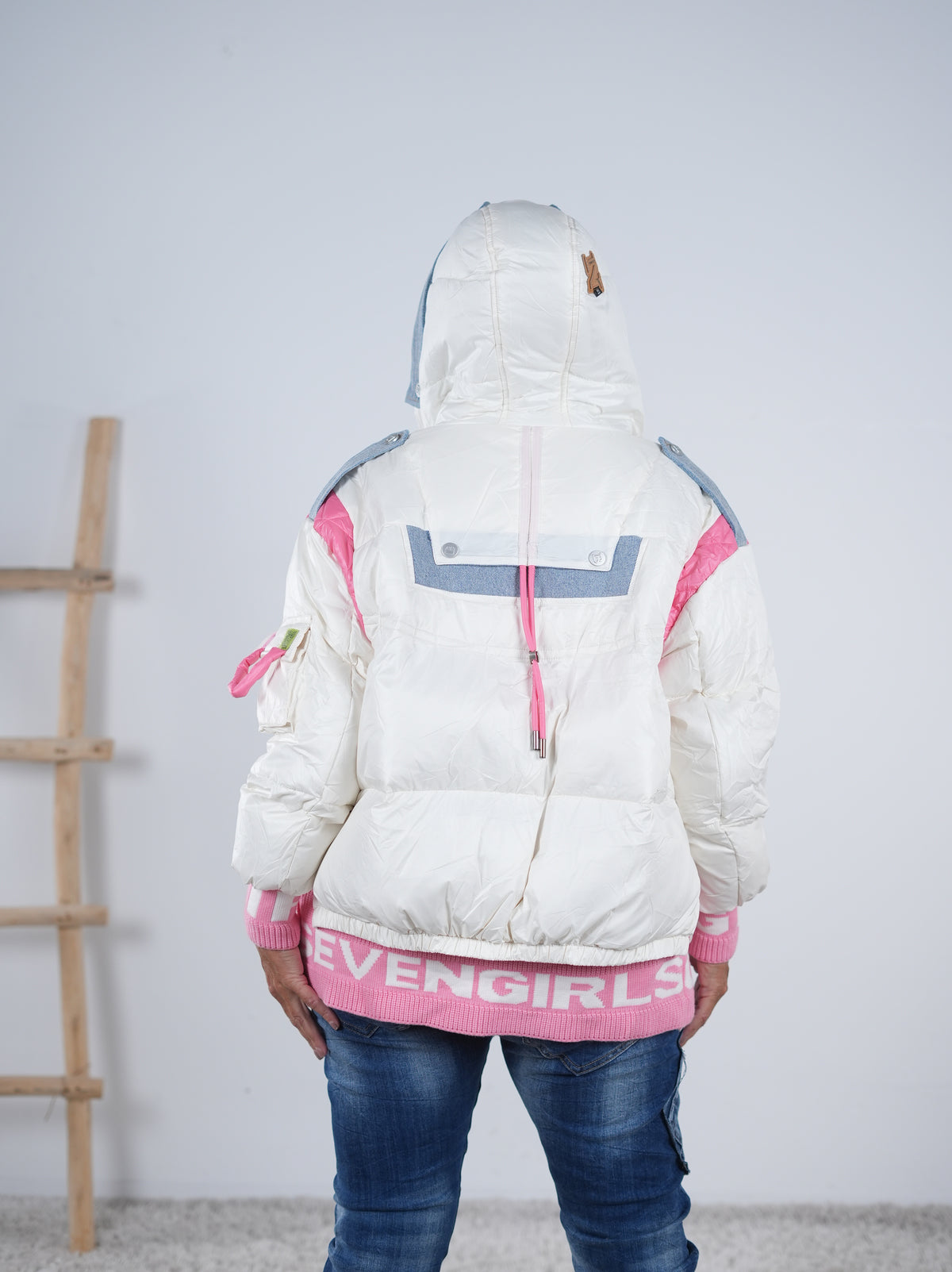 Ausgefallene Steppjacke mit bunten Details und Strickbündchen