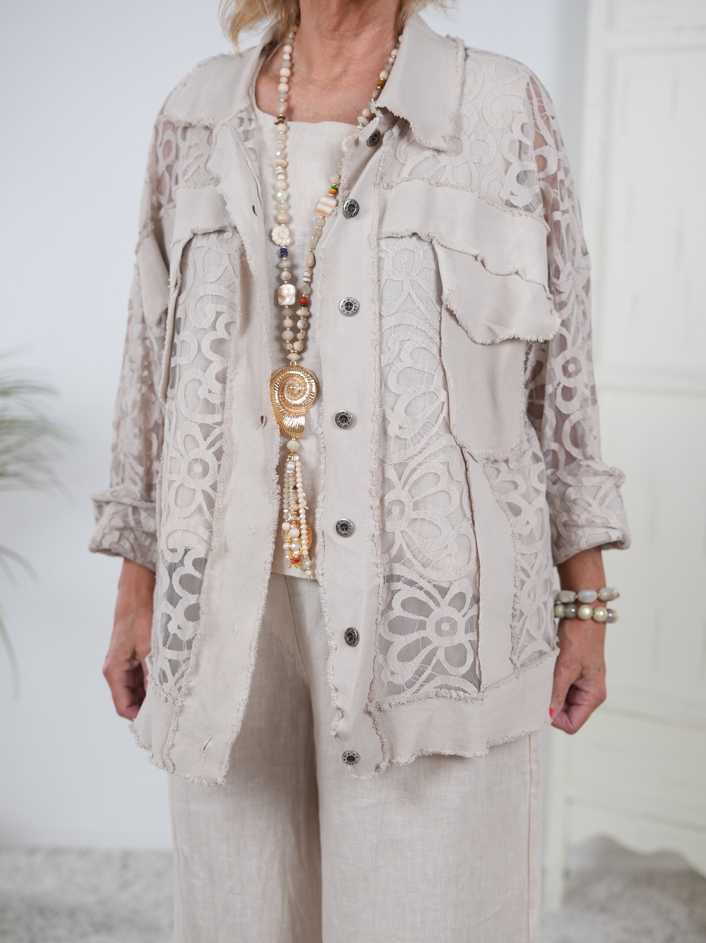 ausgefranste Jacke mit Häkeleinsatz