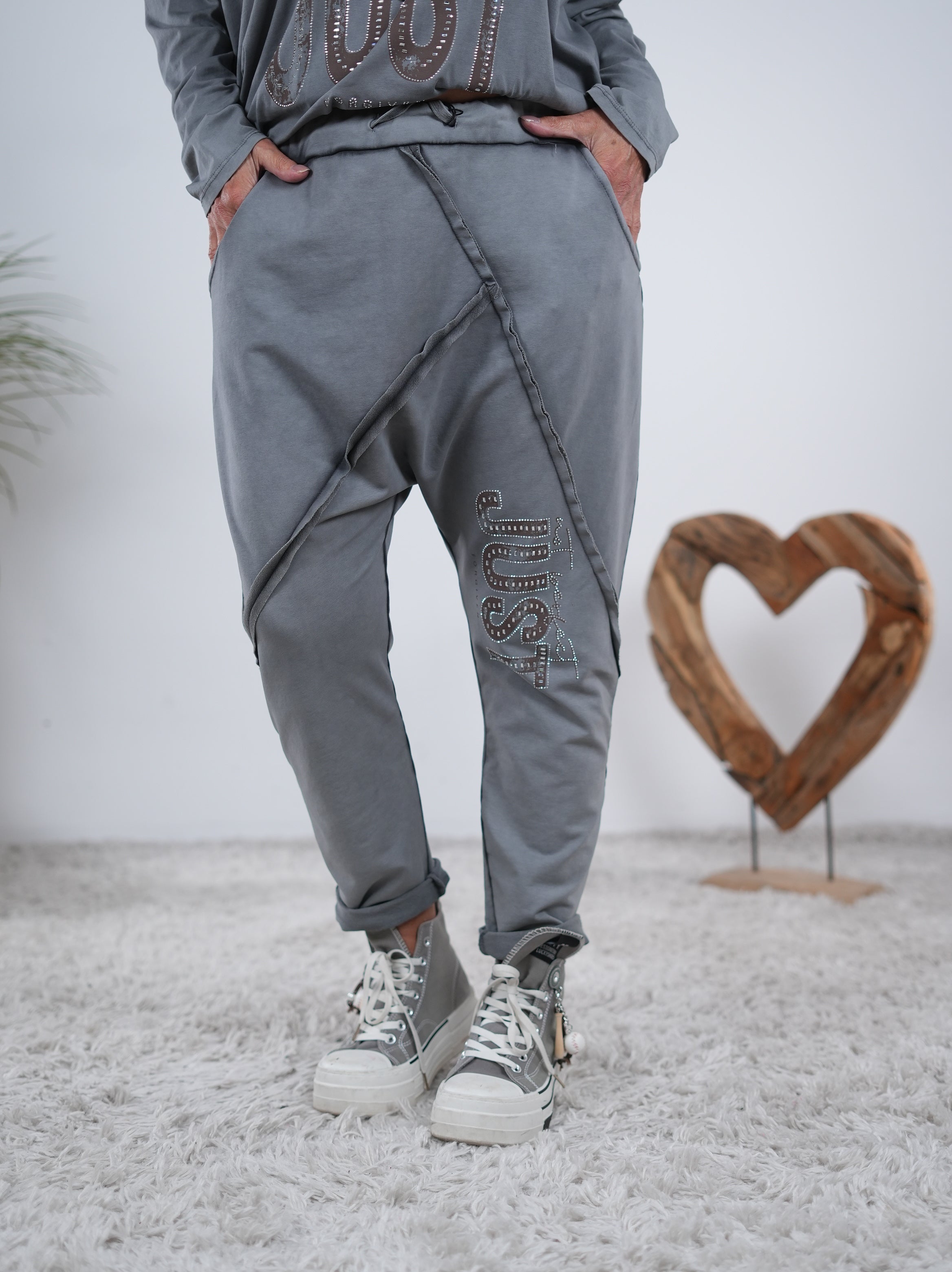 Baggy mit Schriftzug auf dem Hosenbein Grau