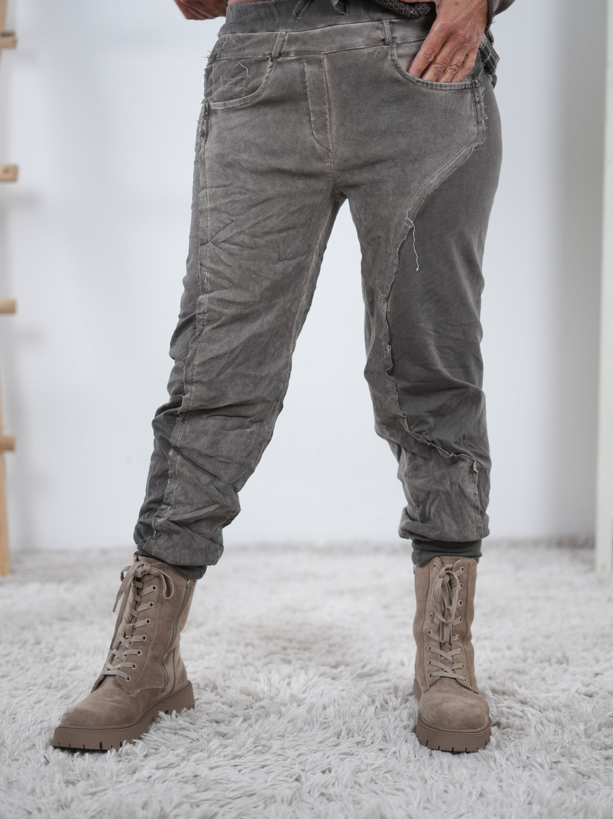bequeme Jogpant im Materialmix dunkles Taupe
