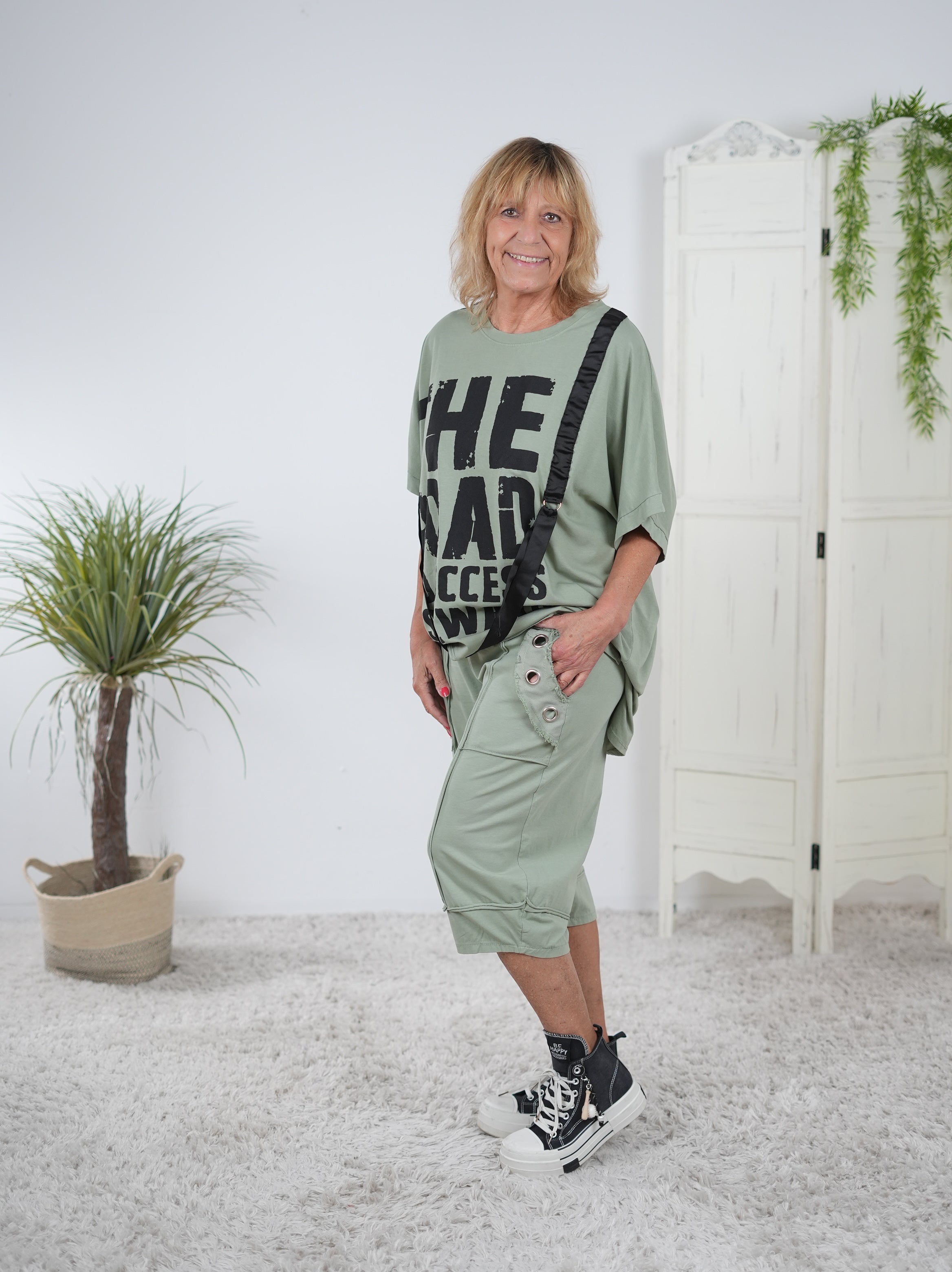 bequemes Shirt mit großem Schriftzug und Gurtband