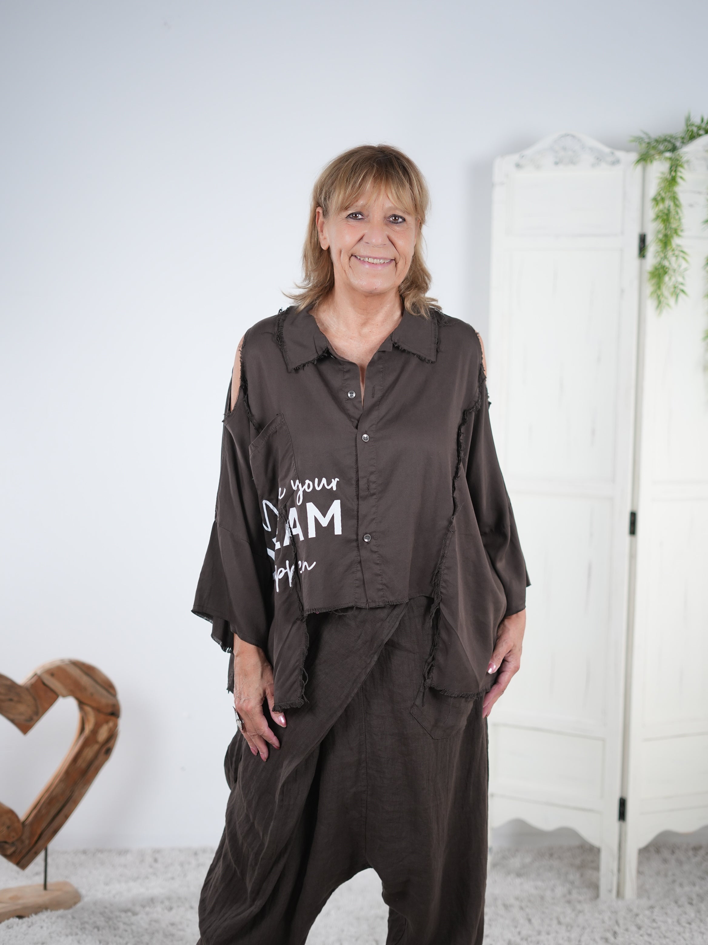 Bluse mit Cut Outs, Schriftzug und ausgefranstem Abschluss Schoko