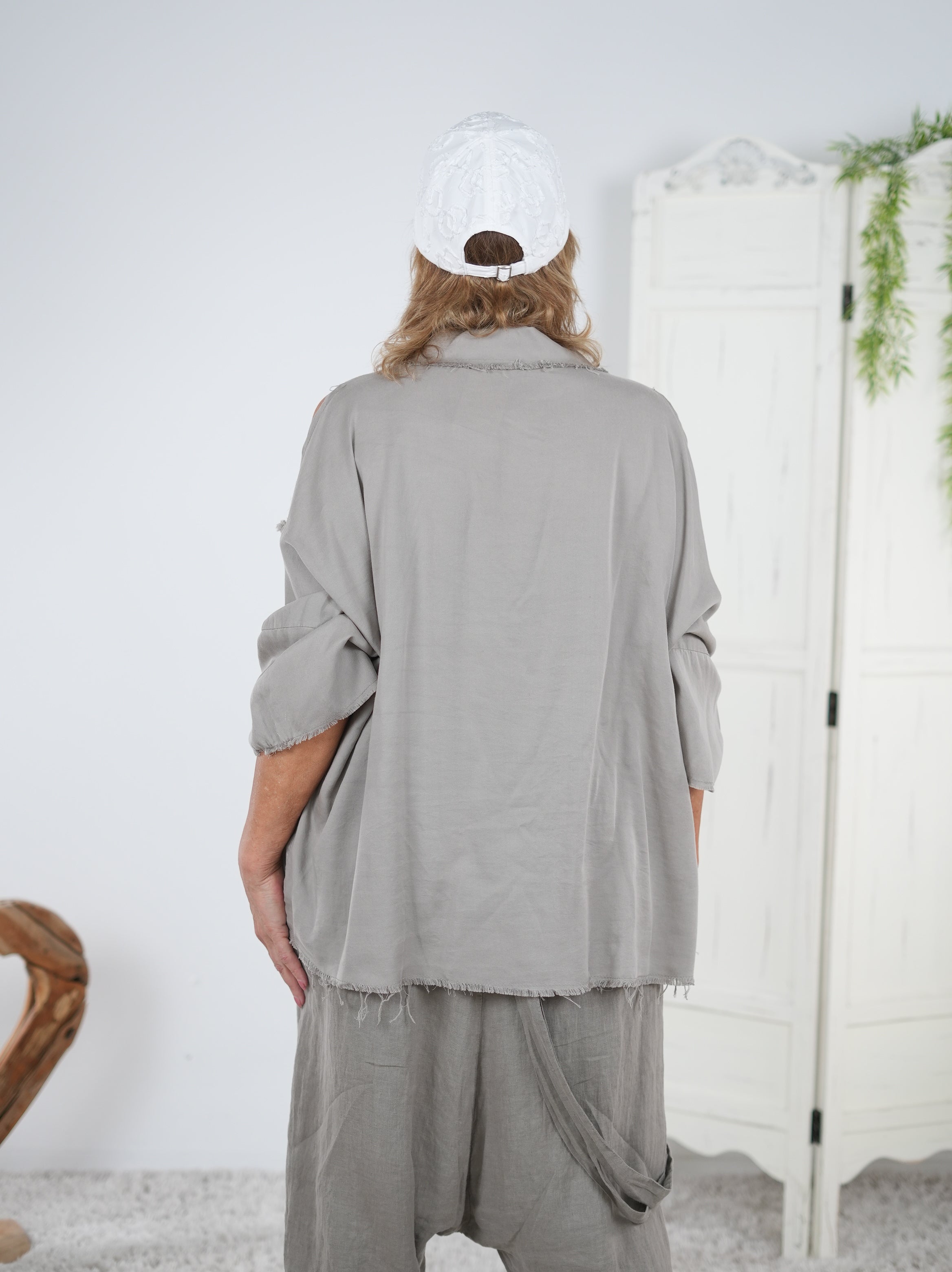 Bluse mit Cut Outs, Schriftzug und ausgefranstem Abschluss