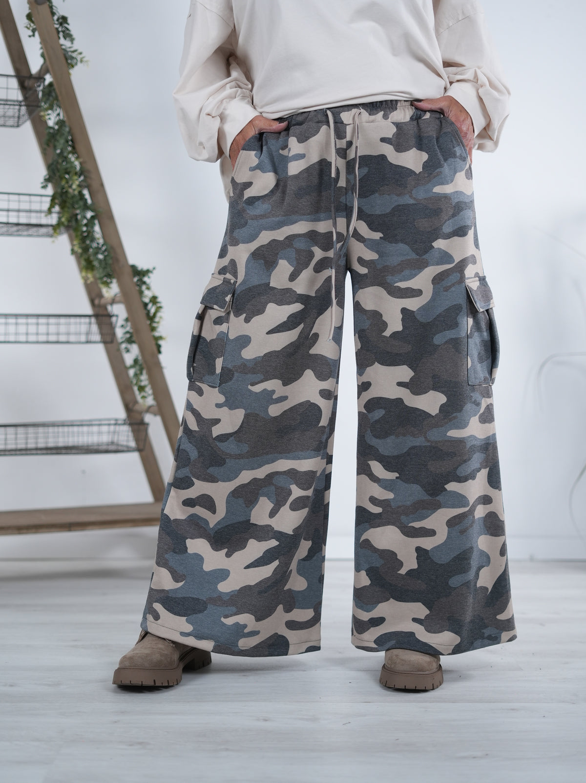 Cargo Hose im Marlene Schnitt, Camouflage Blau Grau