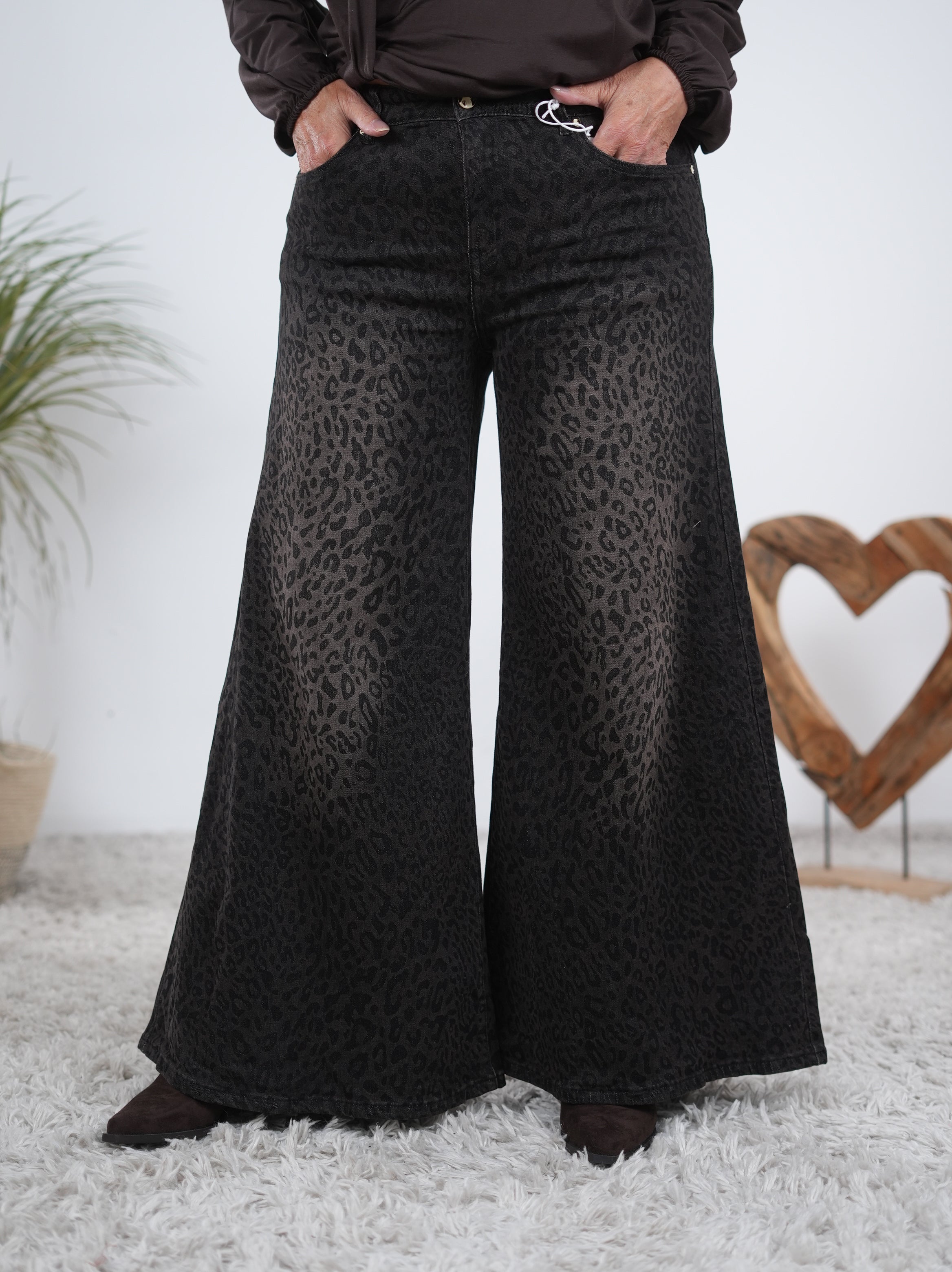 elegante Jeans Schlaghose im Leo Look