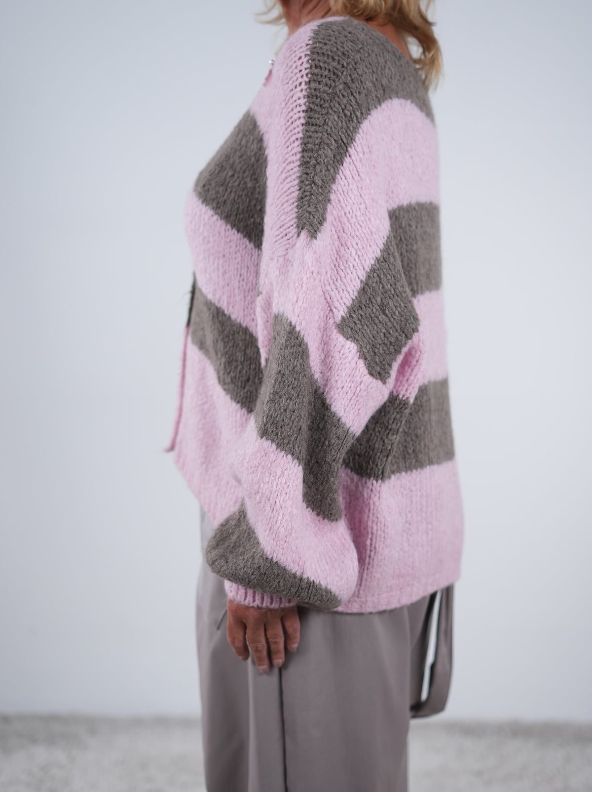 Gestreifte Strickjacke mit süßen Knöpfen