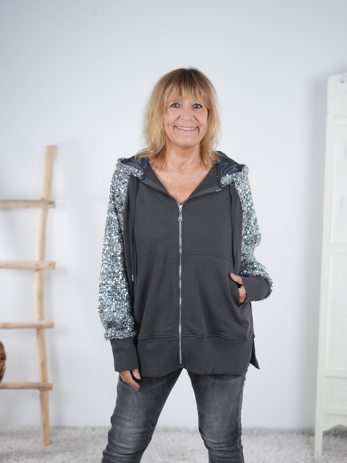 Hingucker Sweatshirtjacke mit Pailletten verziert