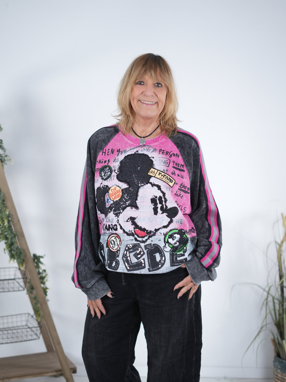 Hingucker Sweaty mit Patches und Pailletten