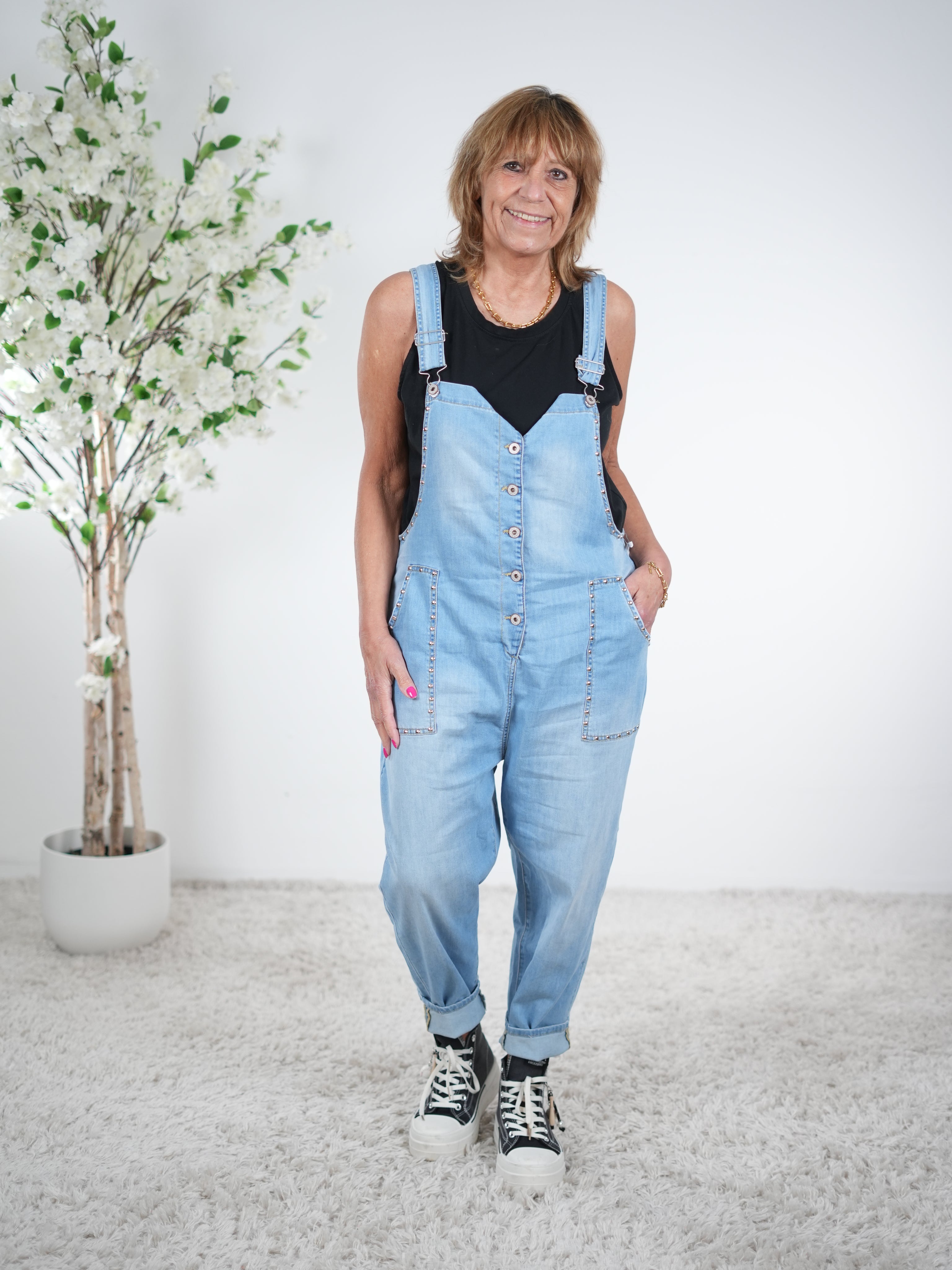 Jeans Latzhose mit Nieten