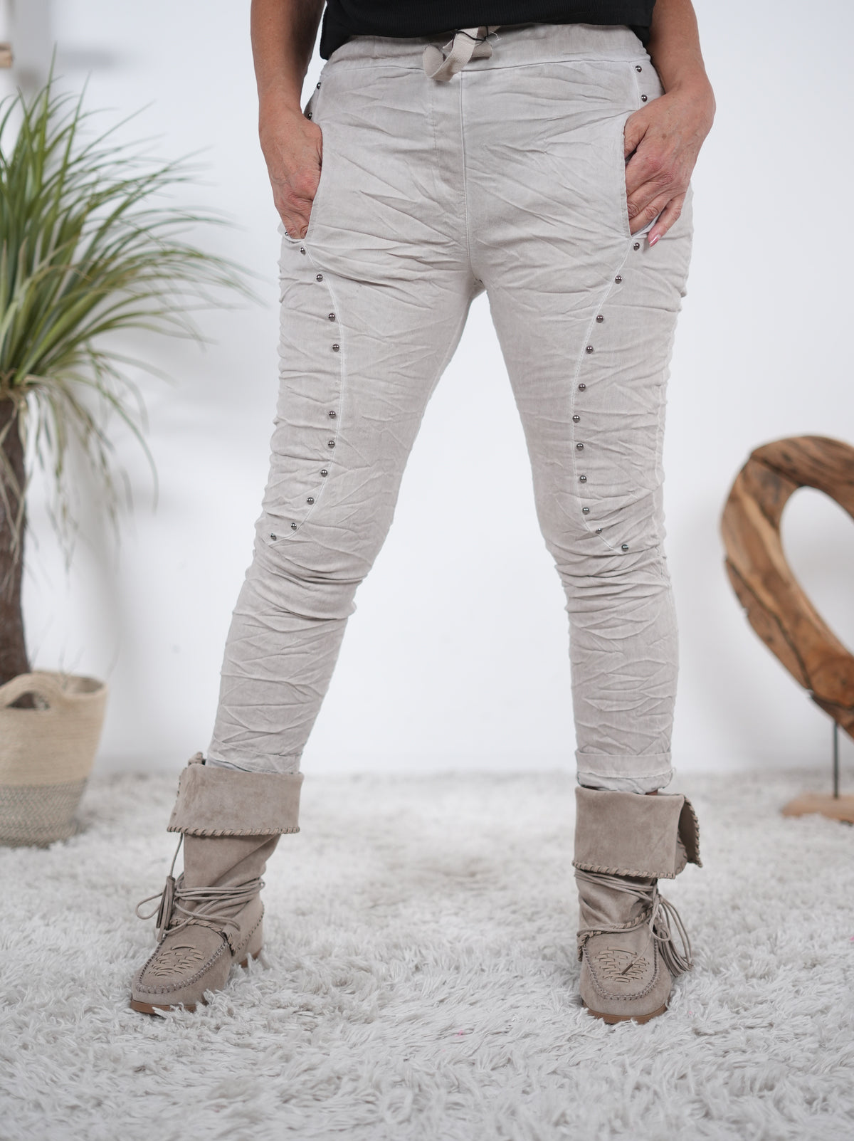 Jogpant mit seitlichen Eingrifftaschen und Nieten verziert Beige