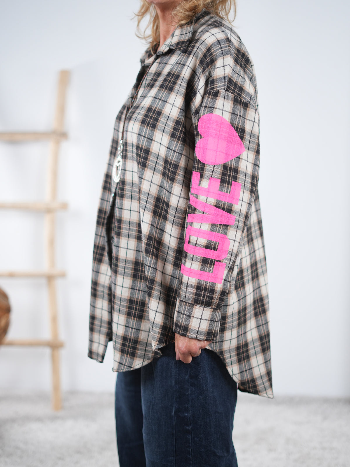 kariertes Hemd mit Neon Schriftzug