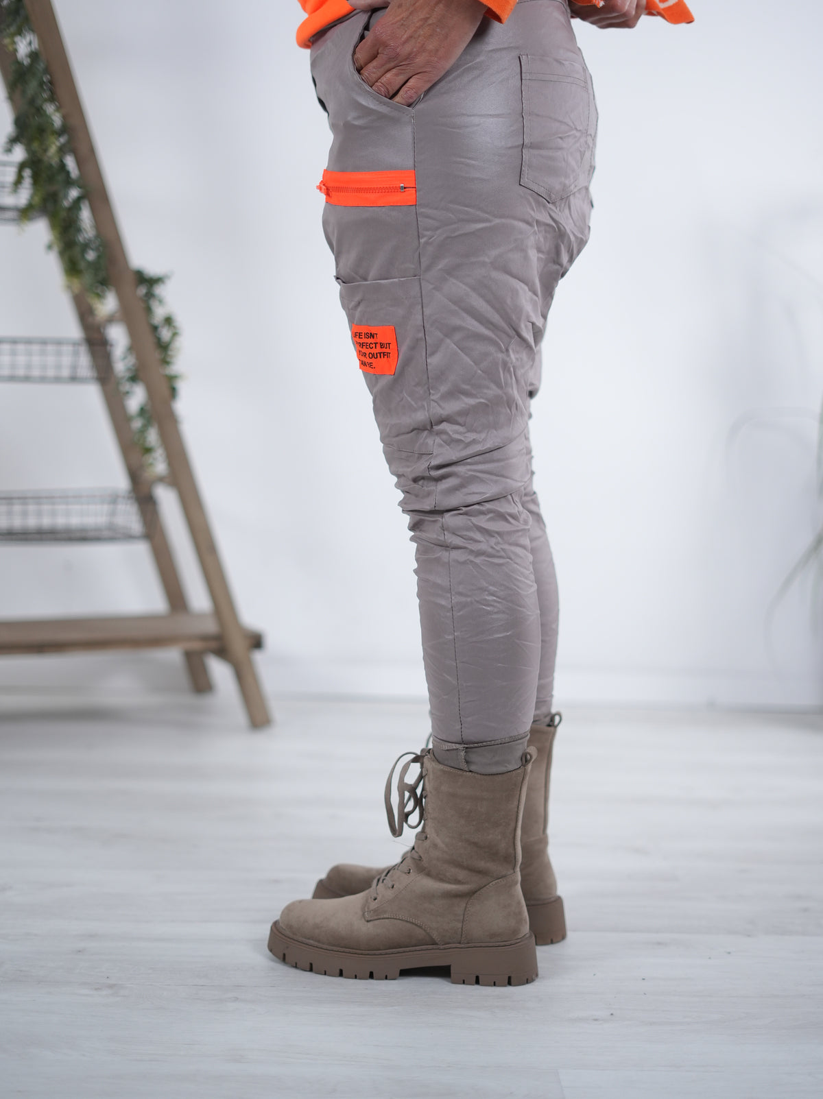Kunstleder Baggy mit Neon Akzenten