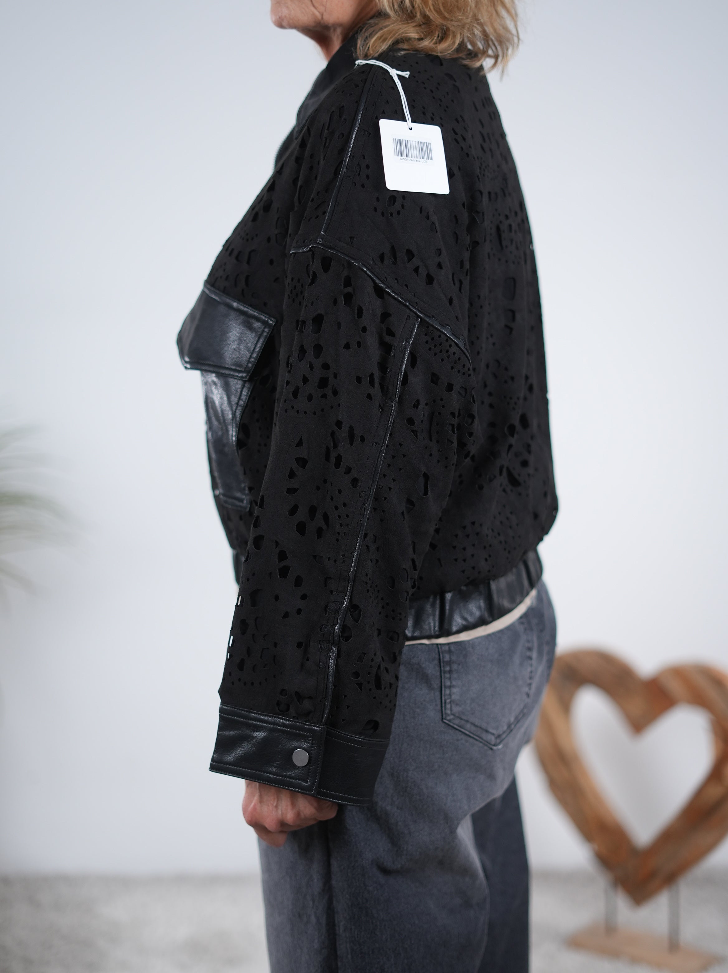 Kunstlederjacke mit Lochstickerei