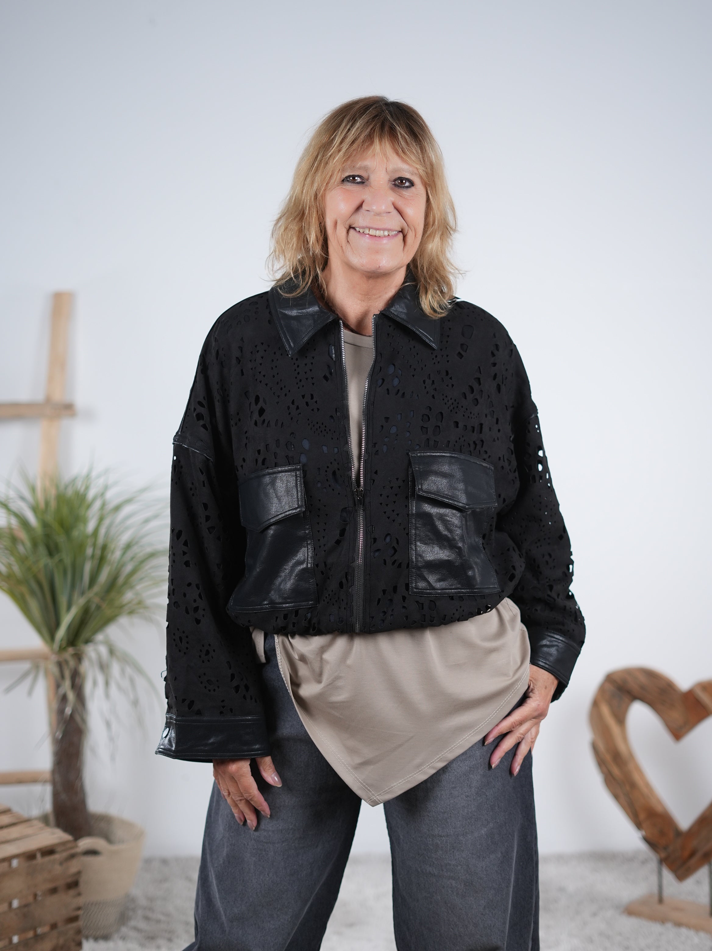 Kunstlederjacke mit Lochstickerei Schwarz