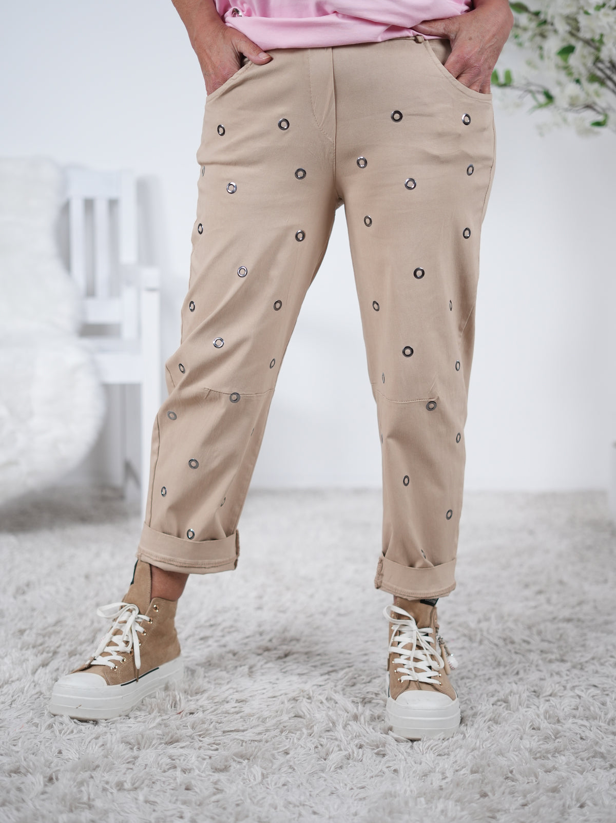 Lässige Jogpant mit Nieten verziert Camel