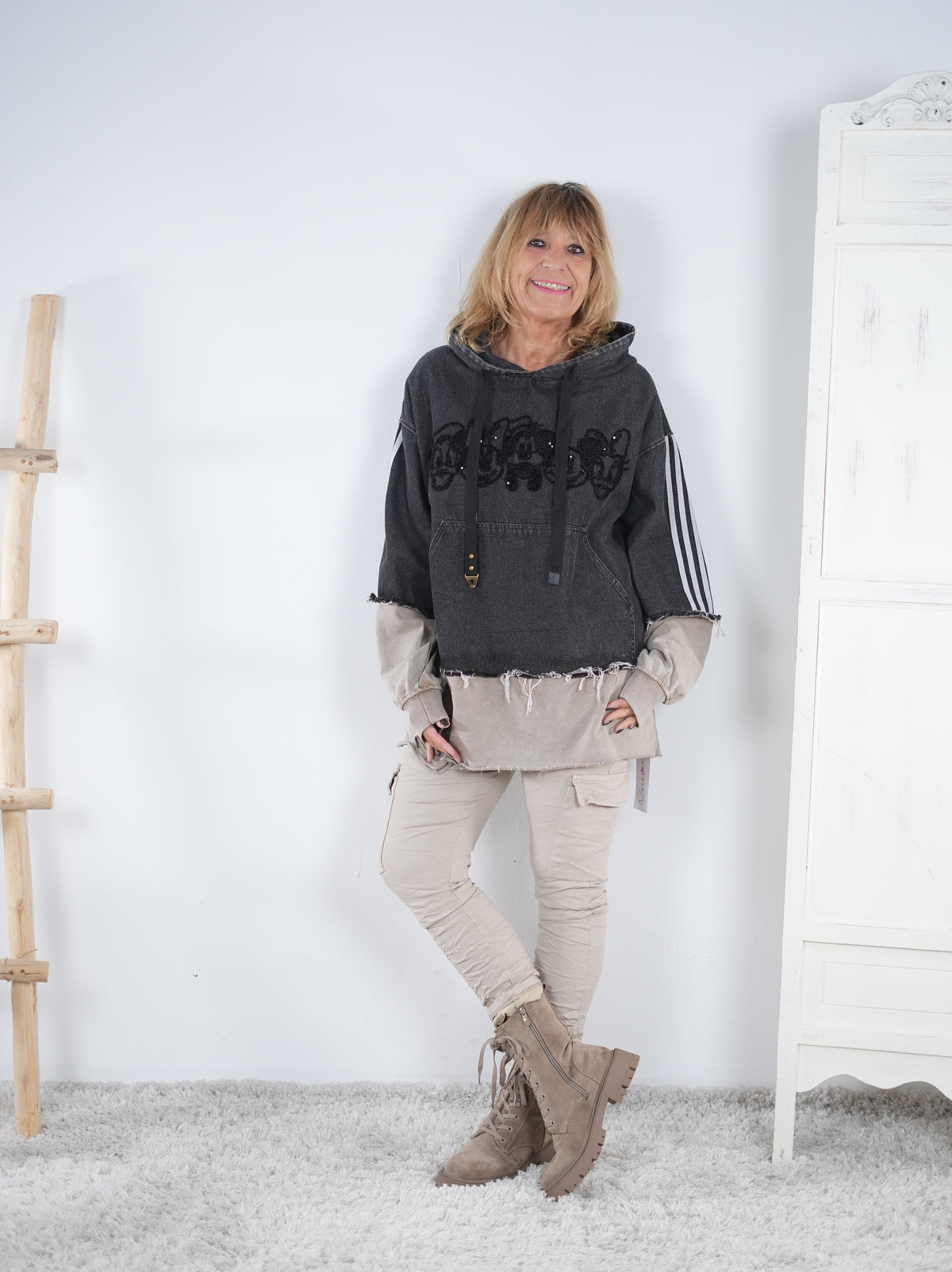 lässiger oversize Sweater mit Jeans Einsatz und Pailletten