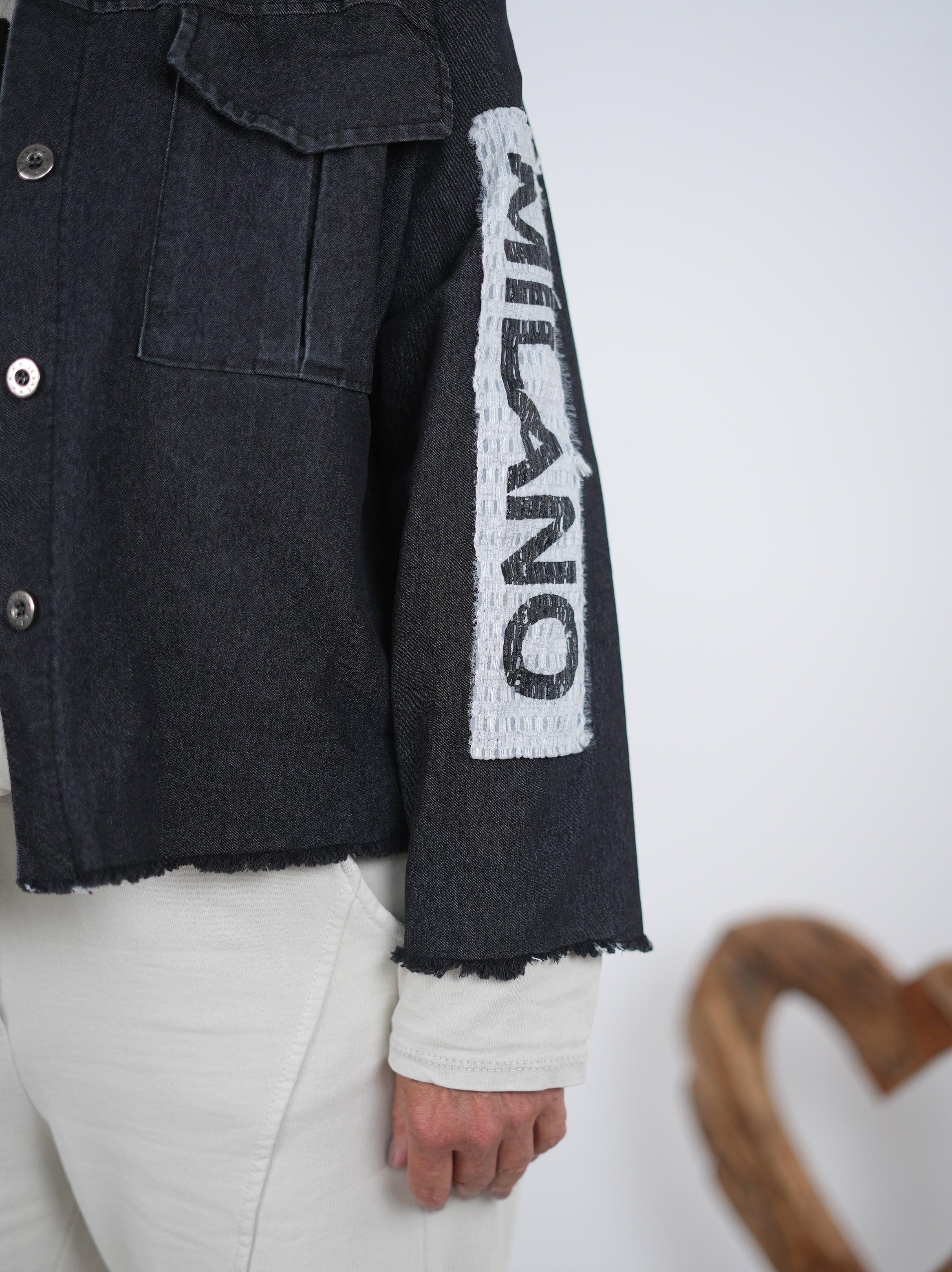 leichte Jeans Jacke mit Patches und ausgefransten Abschlüssen