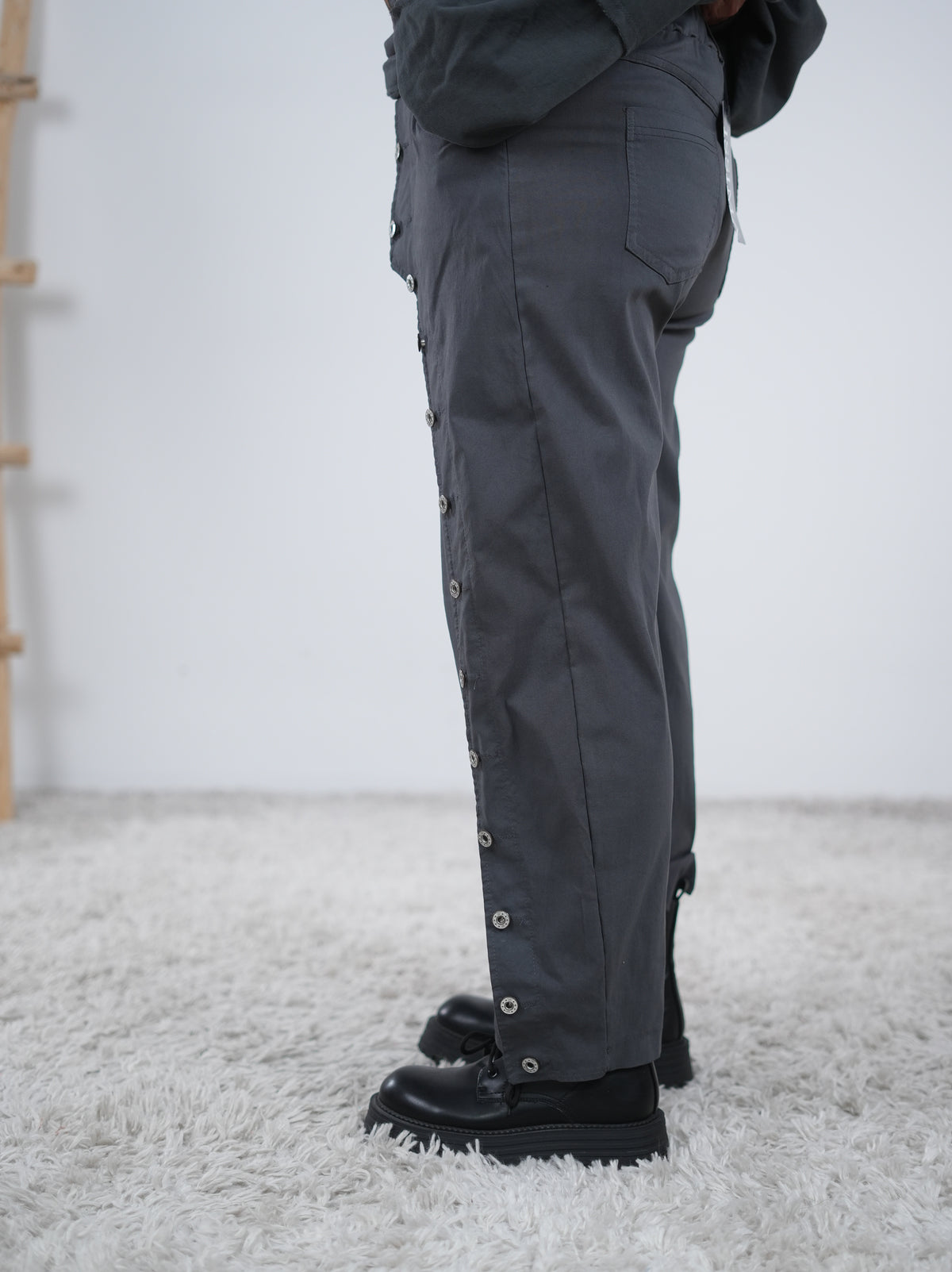 Lockere Jogpant mit diagonaler Knopfleiste