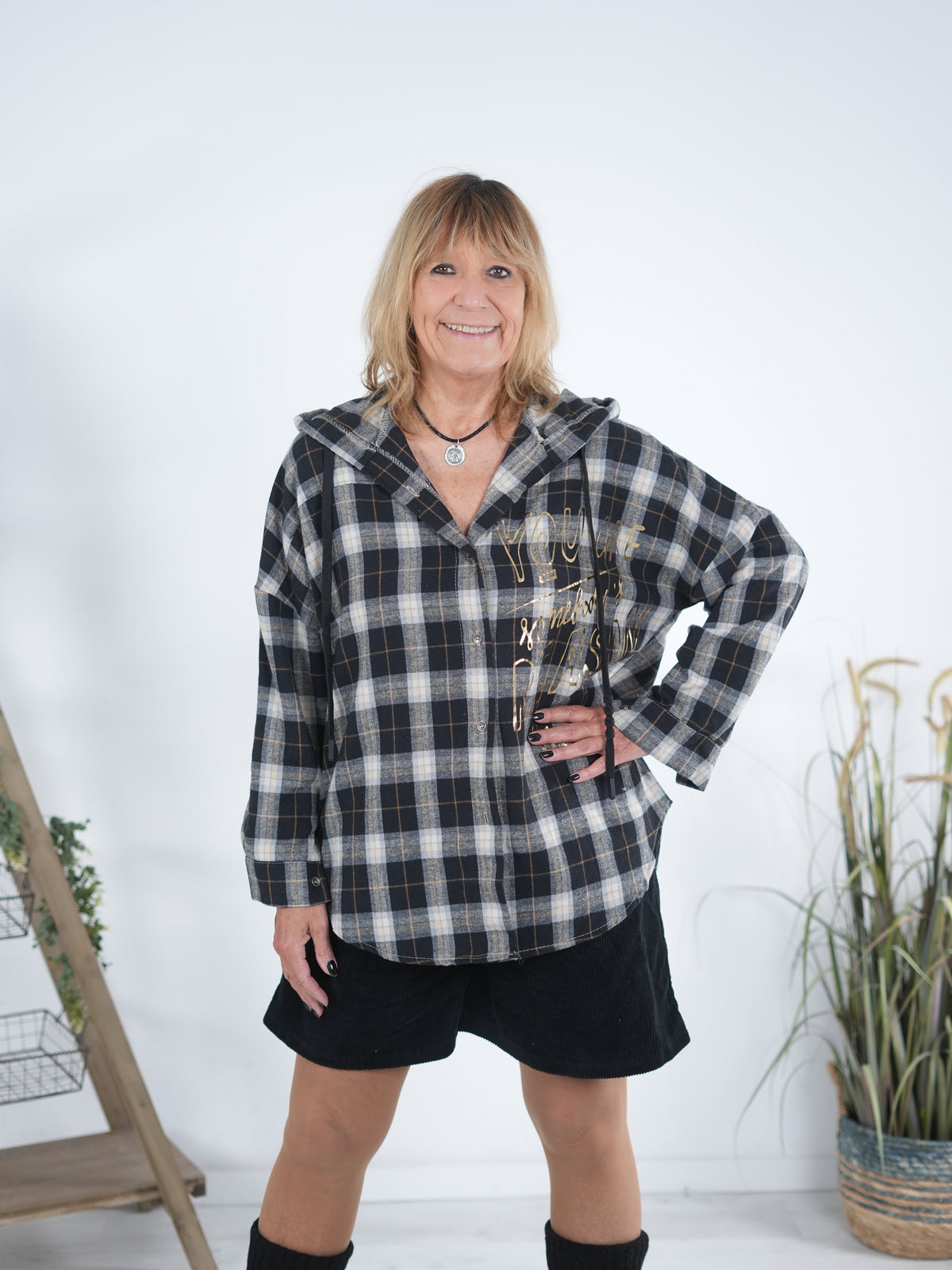 lockere Vokuhila Bluse mit Schriftzug, kariert Schwarz Beige