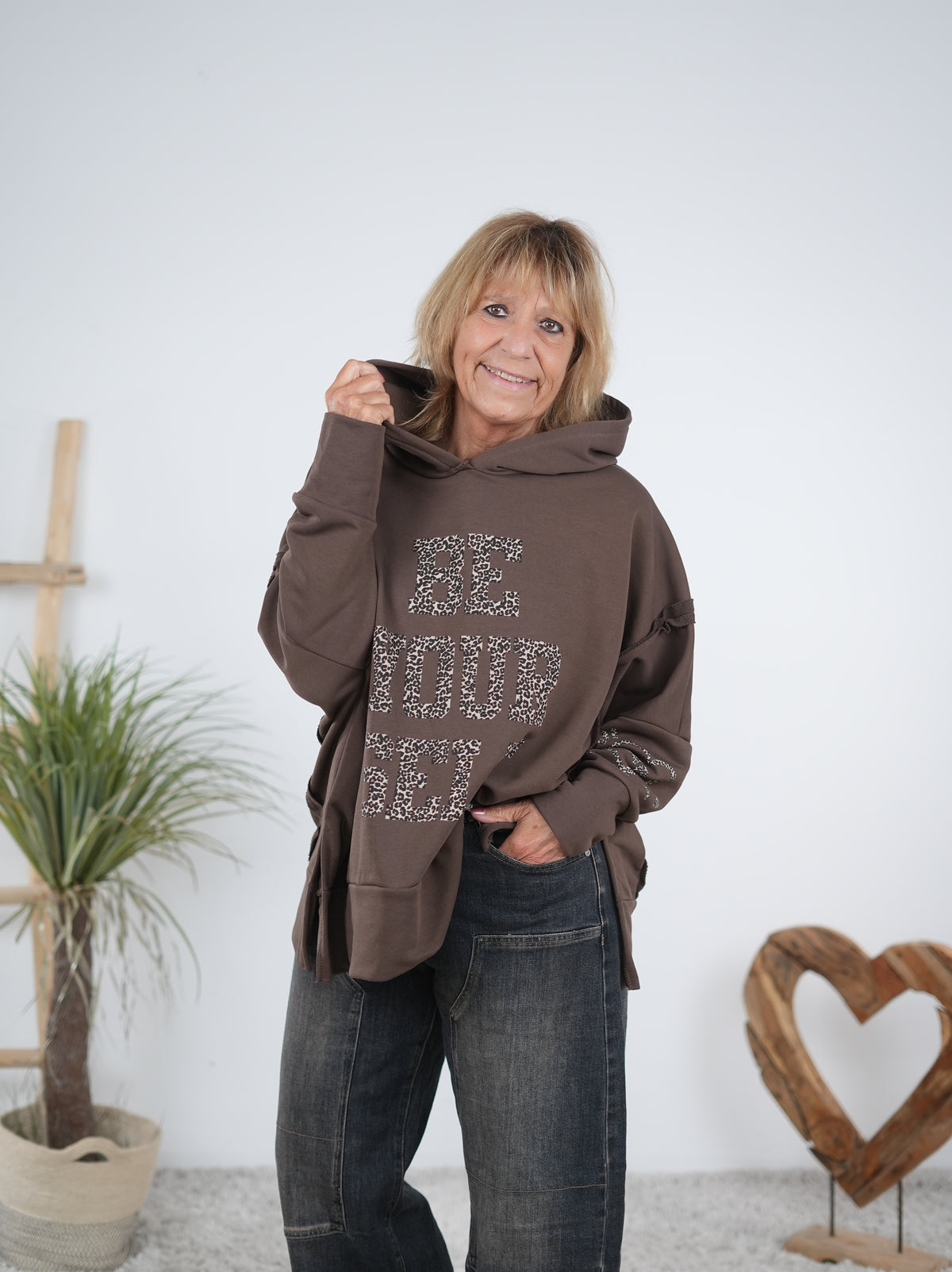 oversize Hoody mit großem Leo Print und Ärmelbündchen Schoko
