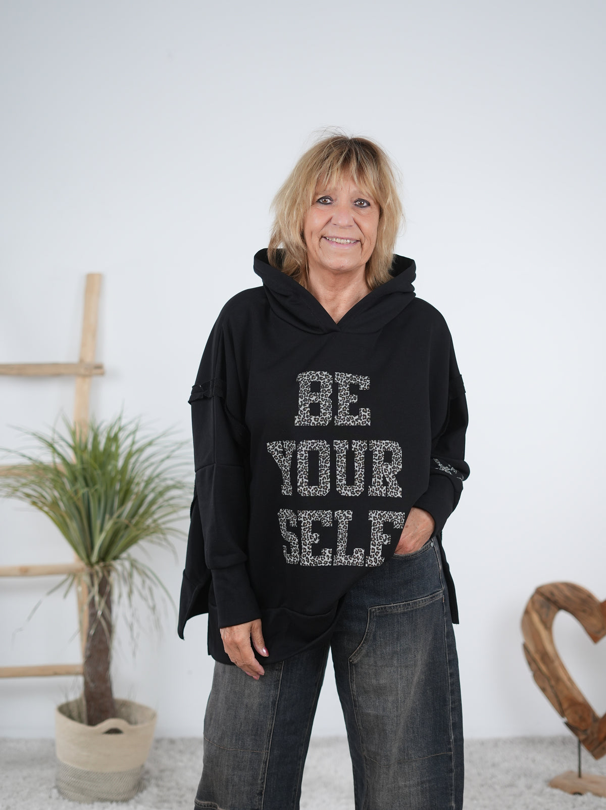 oversize Hoody mit großem Leo Print und Ärmelbündchen Schwarz