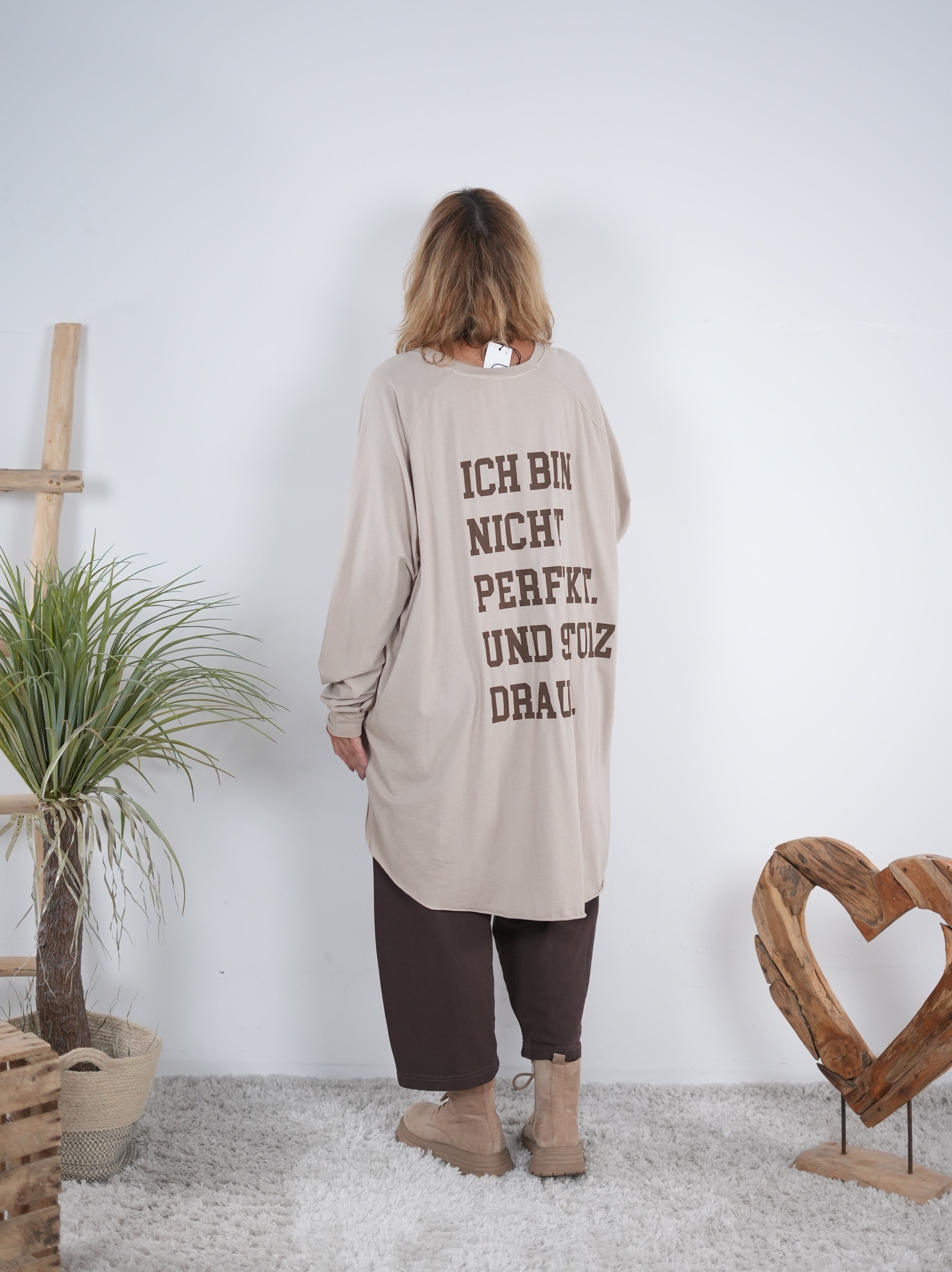 oversize Shirt im Vokuhila Schnitt mit Schriftzug auf dem Rückenteil Beige