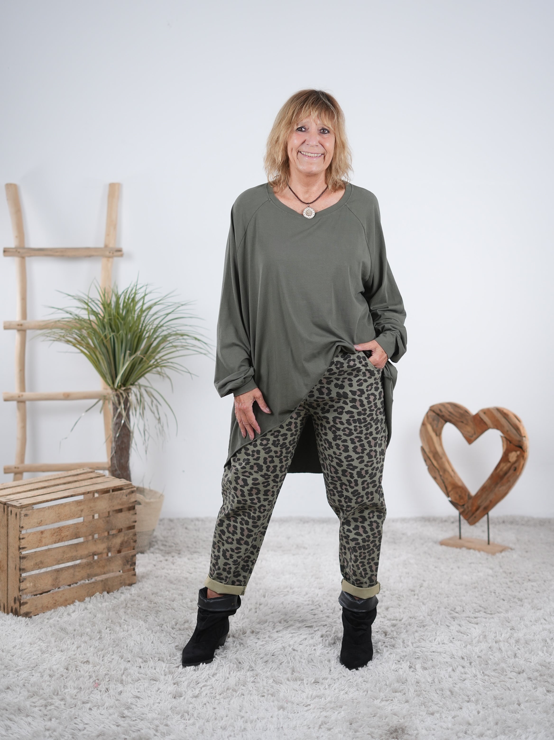 oversize Shirt im Vokuhila Schnitt mit Schriftzug auf dem Rückenteil Olive