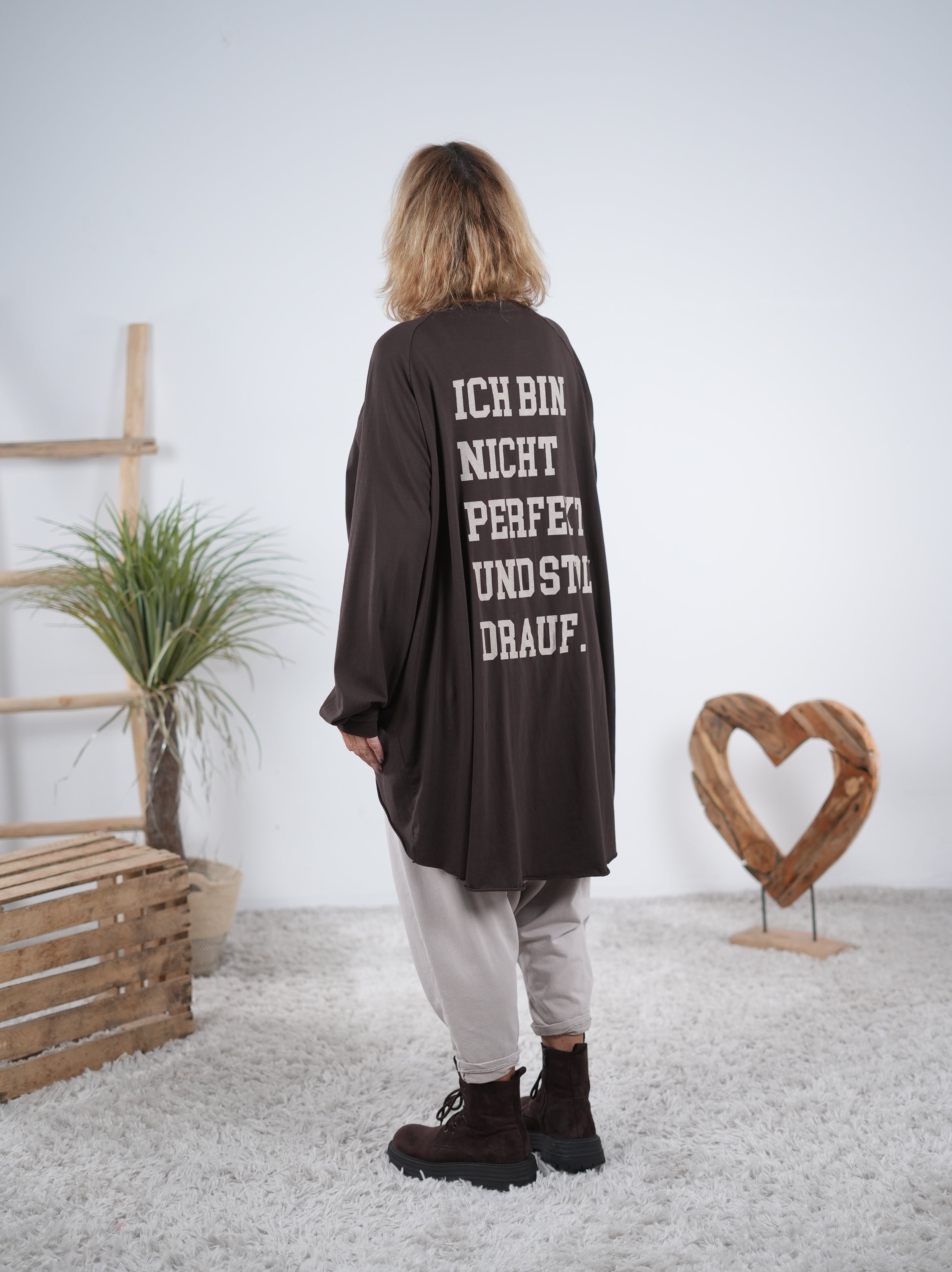 oversize Shirt im Vokuhila Schnitt mit Schriftzug auf dem Rückenteil