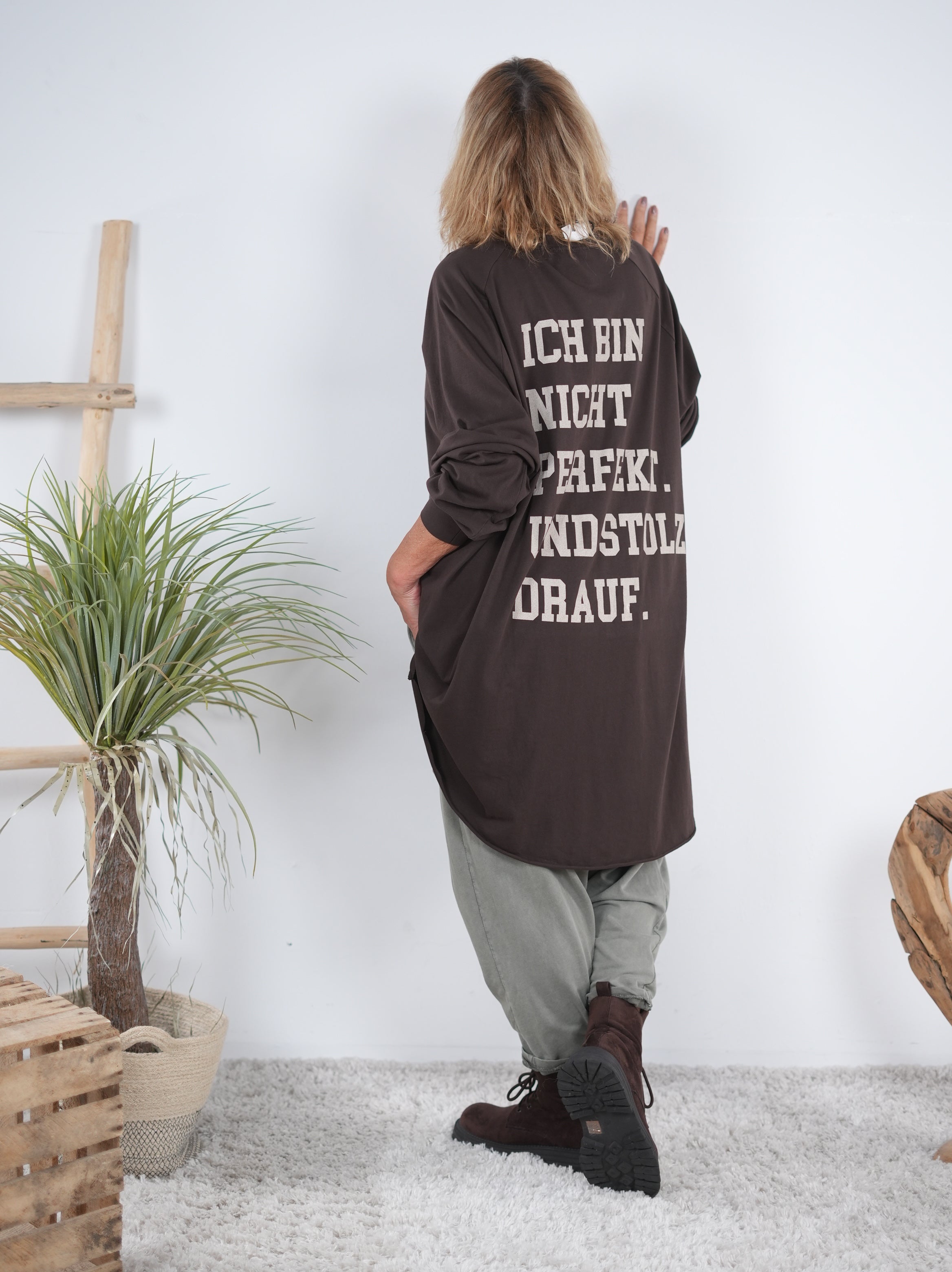 oversize Shirt im Vokuhila Schnitt mit Schriftzug auf dem Rückenteil Schoko