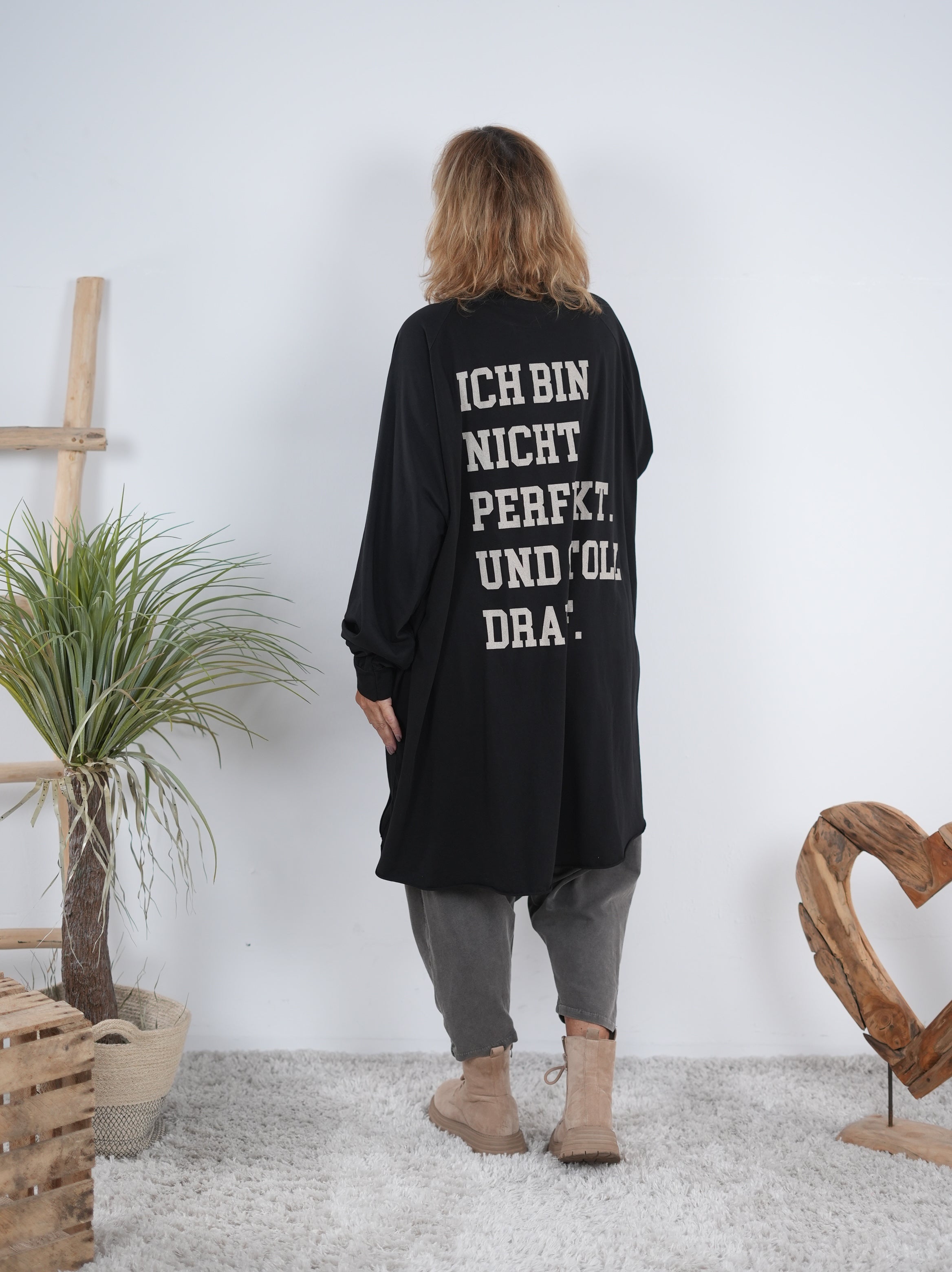 oversize Shirt im Vokuhila Schnitt mit Schriftzug auf dem Rückenteil Schwarz