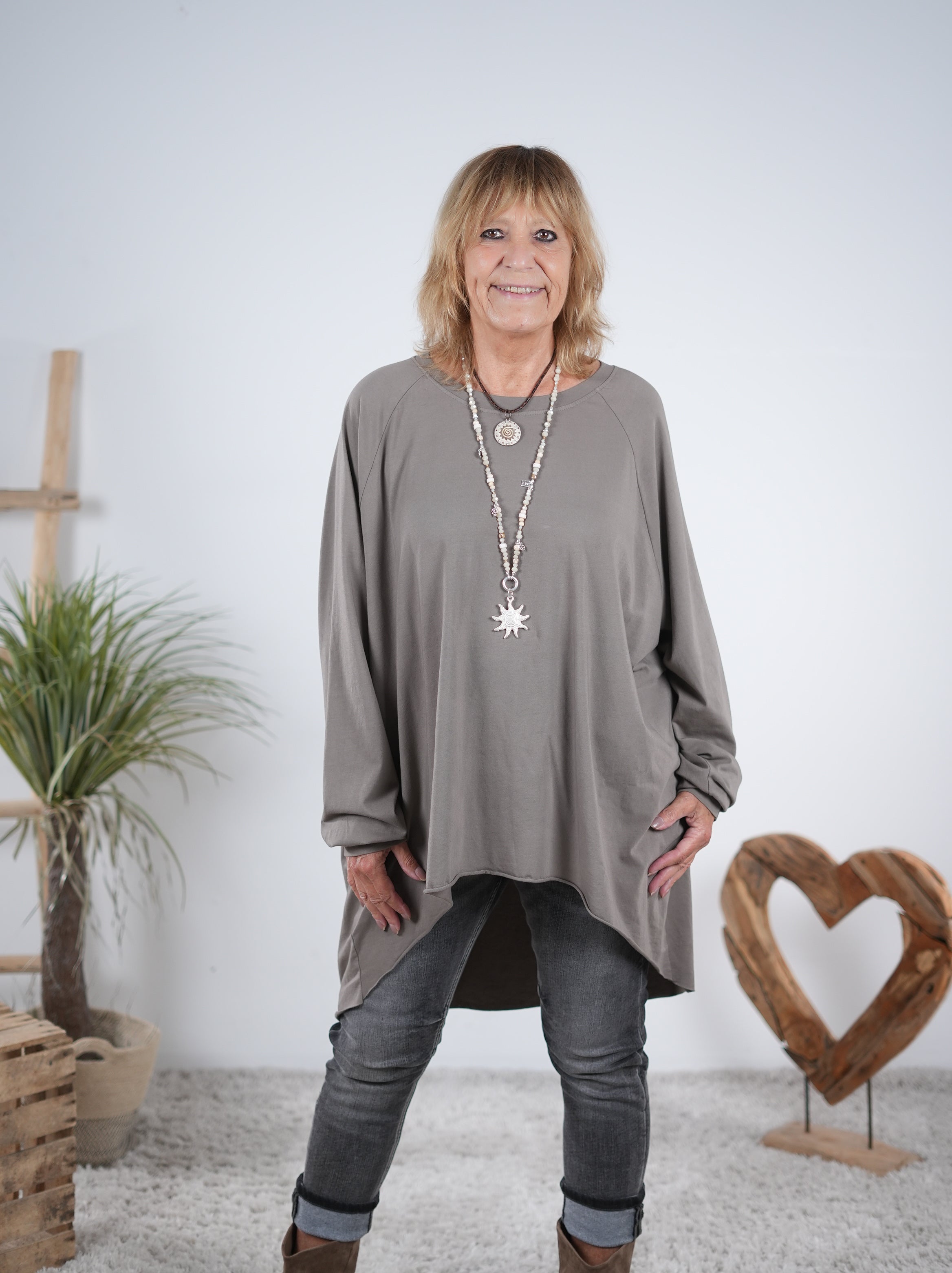 oversize Shirt im Vokuhila Schnitt mit Schriftzug auf dem Rückenteil