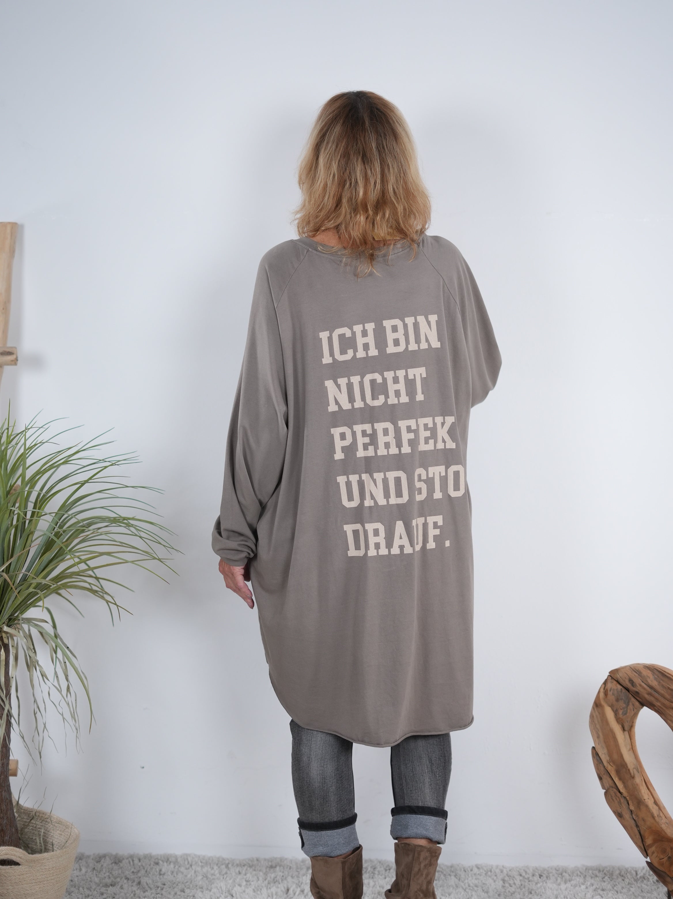 oversize Shirt im Vokuhila Schnitt mit Schriftzug auf dem Rückenteil