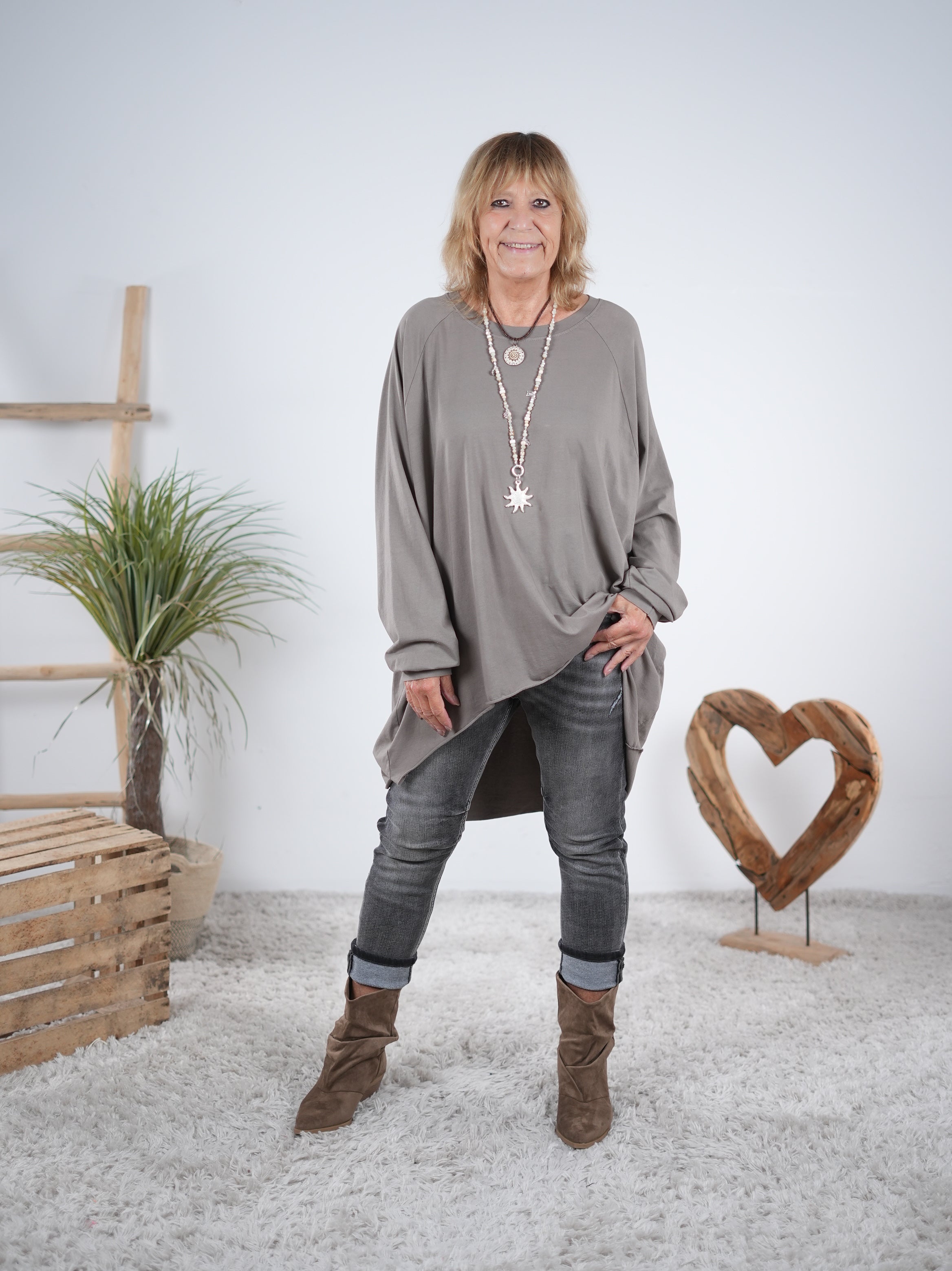 oversize Shirt im Vokuhila Schnitt mit Schriftzug auf dem Rückenteil Taupe