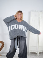oversize Strickpulli mit Schriftzug im Vokuhila Schnitt