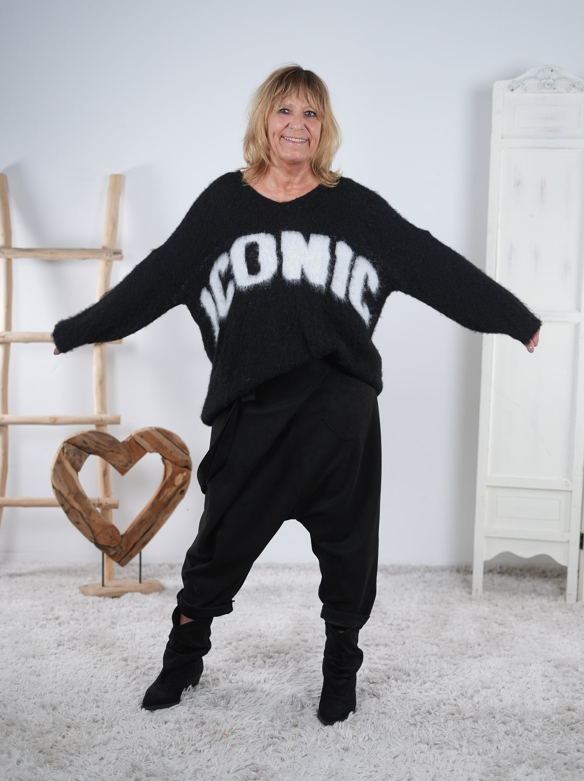 oversize Strickpulli mit Schriftzug im Vokuhila Schnitt Schwarz