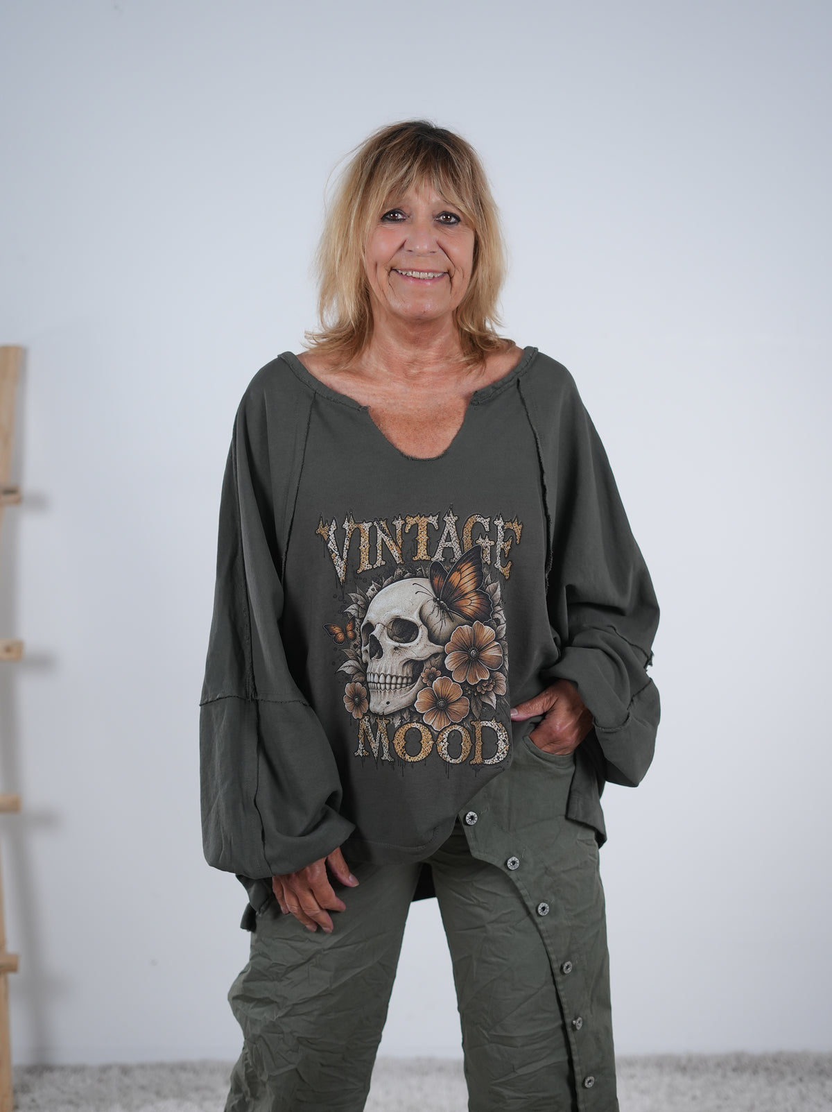 Oversize Sweaty mit "Vintage" Print und Außennähten Olive