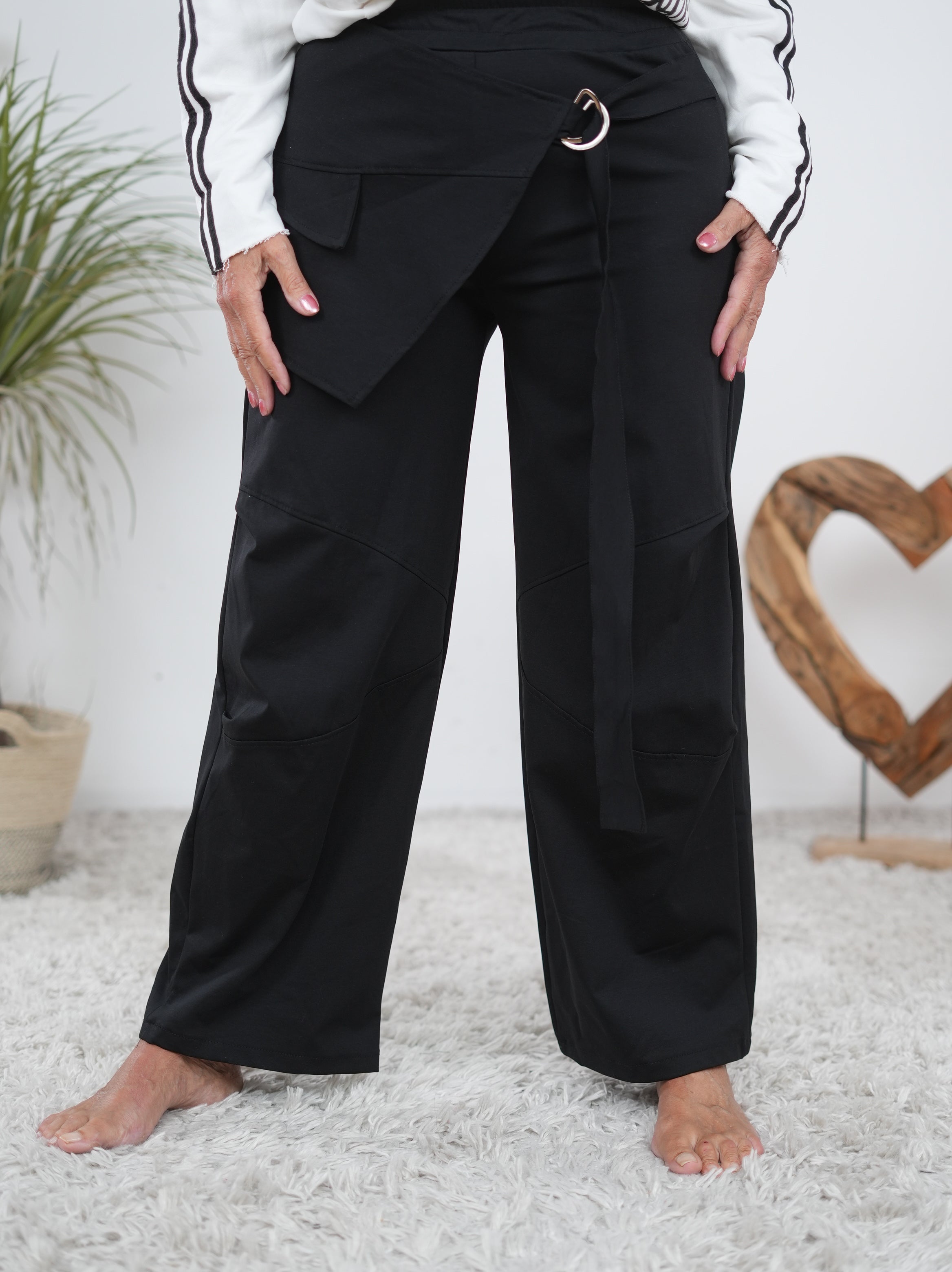 Schwarze Marlene Hose mit Überwurf