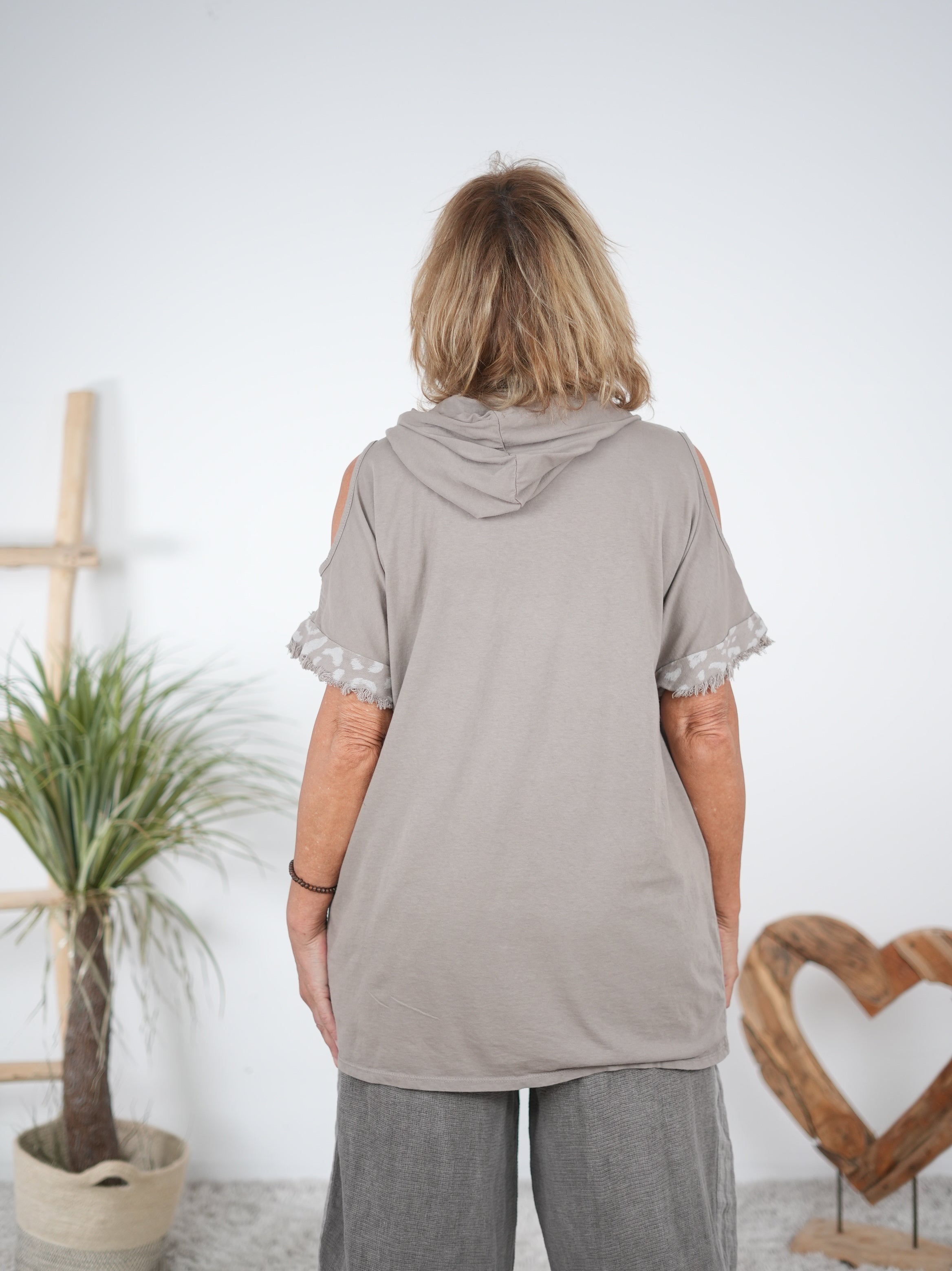 Shirt mit Cut Outs und fransigen Applikationen