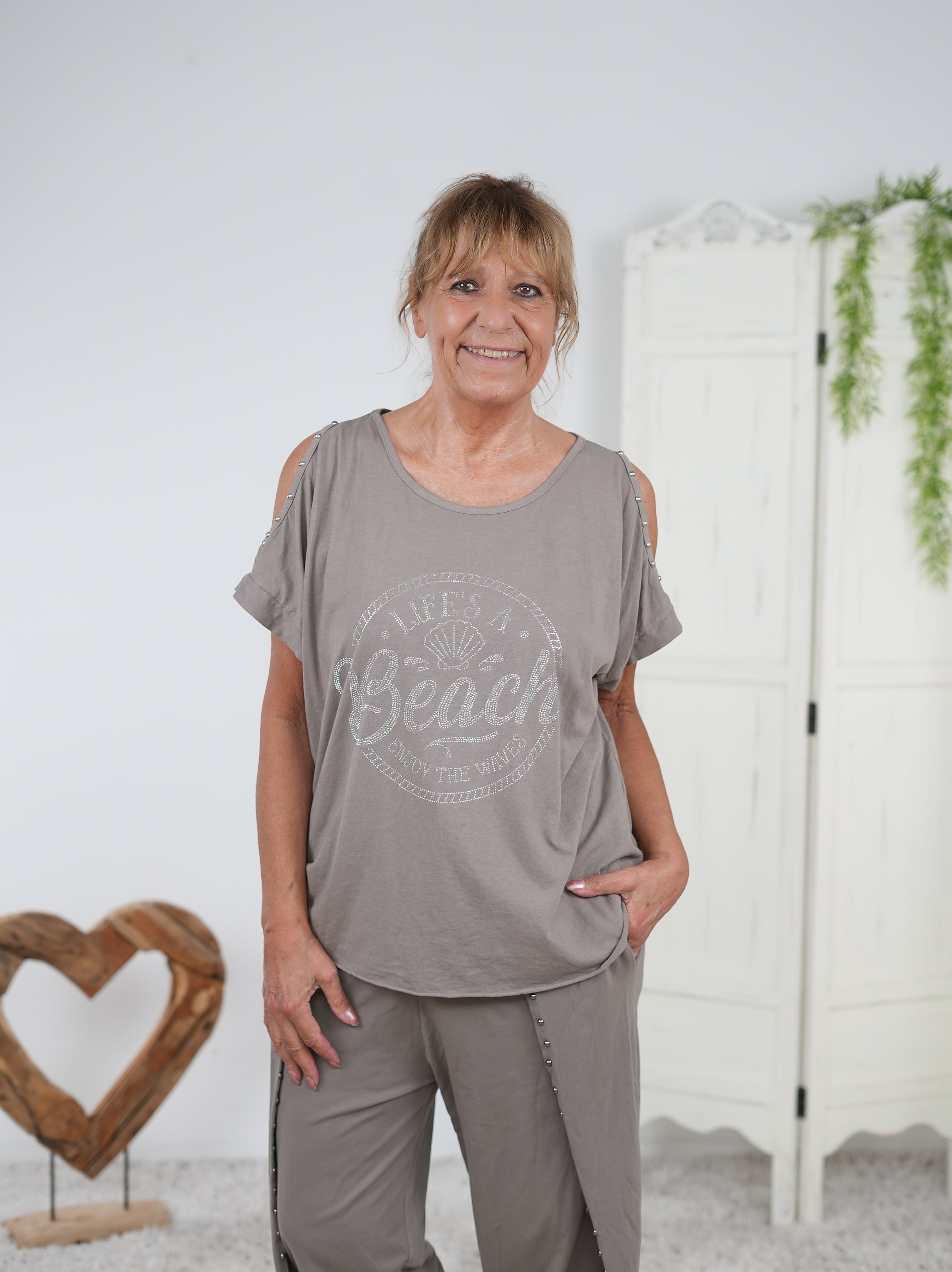 Shirt mit Motiv aus Strasssteinen und Cut Outs Taupe