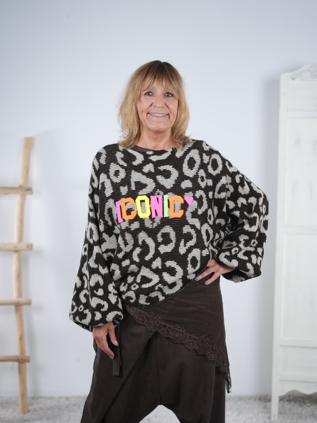 Strickpullover im Leo Look mit bunten Schriftzug Schoko