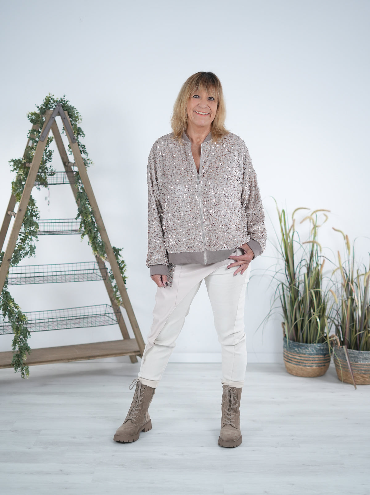 Süße Sweatshirt-Jacke mit Pailletten Beige
